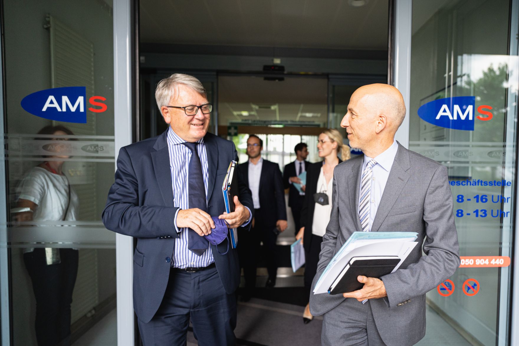 Am 16. Juli 2021 besuchte Bundesminister Martin Kocher (r.) im Rahmen seines Bundesl&auml;ndertags in Ober&ouml;sterreich die AMS Landesgesch&auml;ftsstelle Ober&ouml;sterreich gemeinsam mit mit EU-Kommissar Nicolas Schmit (l.).
