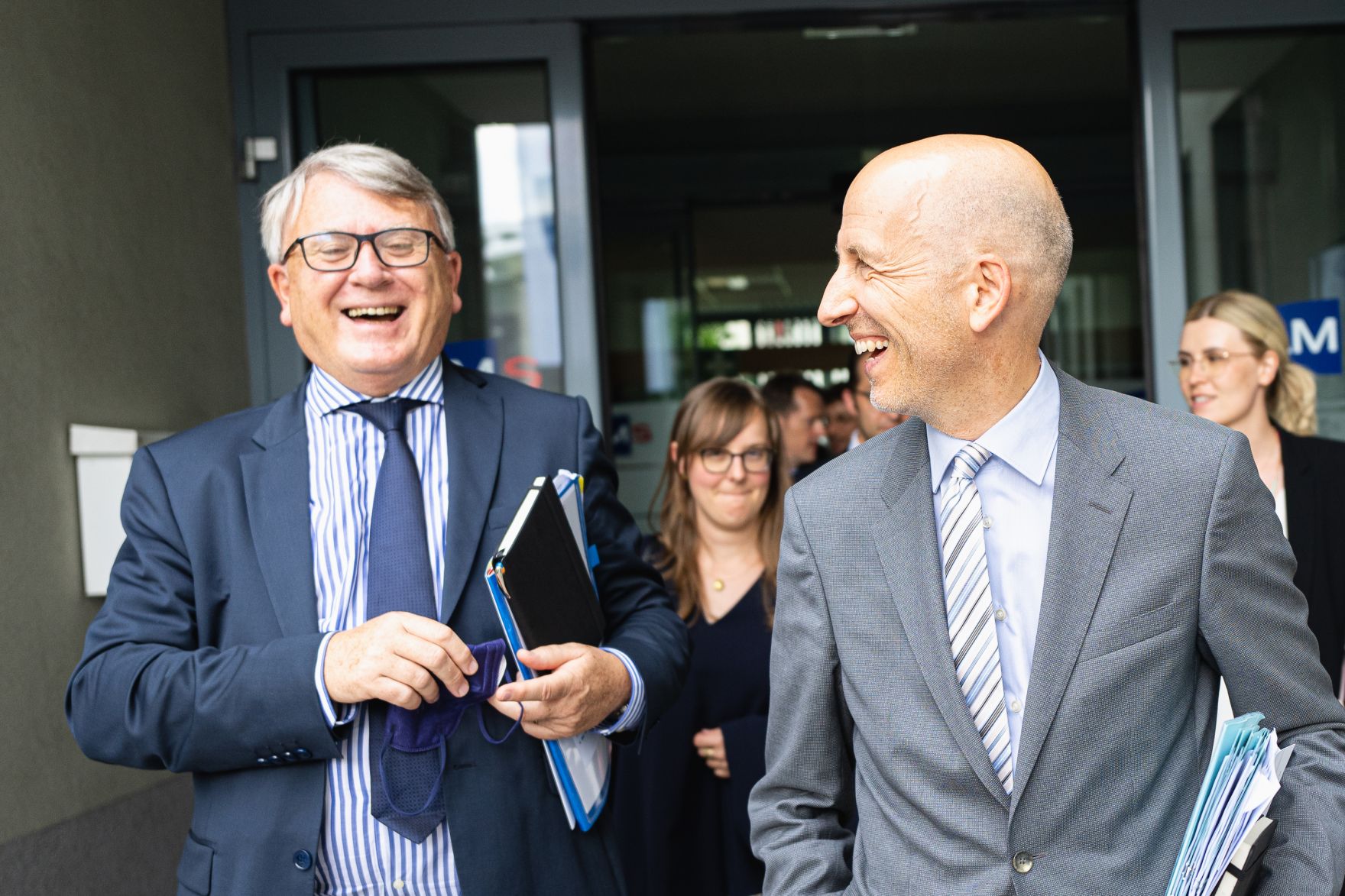 Am 16. Juli 2021 besuchte Bundesminister Martin Kocher (r.) im Rahmen seines Bundesl&auml;ndertags in Ober&ouml;sterreich die AMS Landesgesch&auml;ftsstelle Ober&ouml;sterreich gemeinsam mit mit EU-Kommissar Nicolas Schmit (l.).