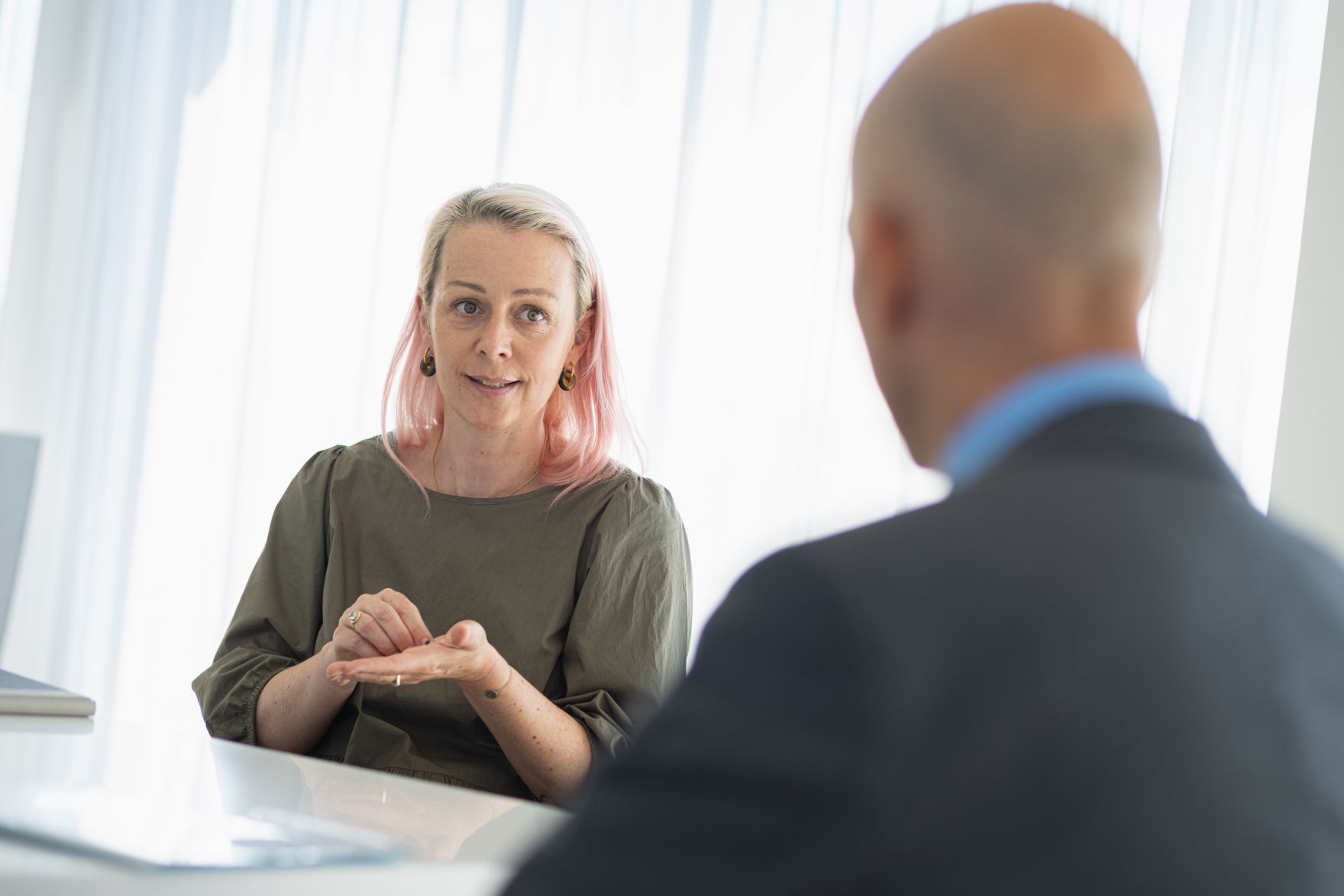 Am 29. Juli 2021 traf Bundesminister Martin Kocher (r.) Christine Steger (l.) zu einem Arbeitsgespr&auml;ch.