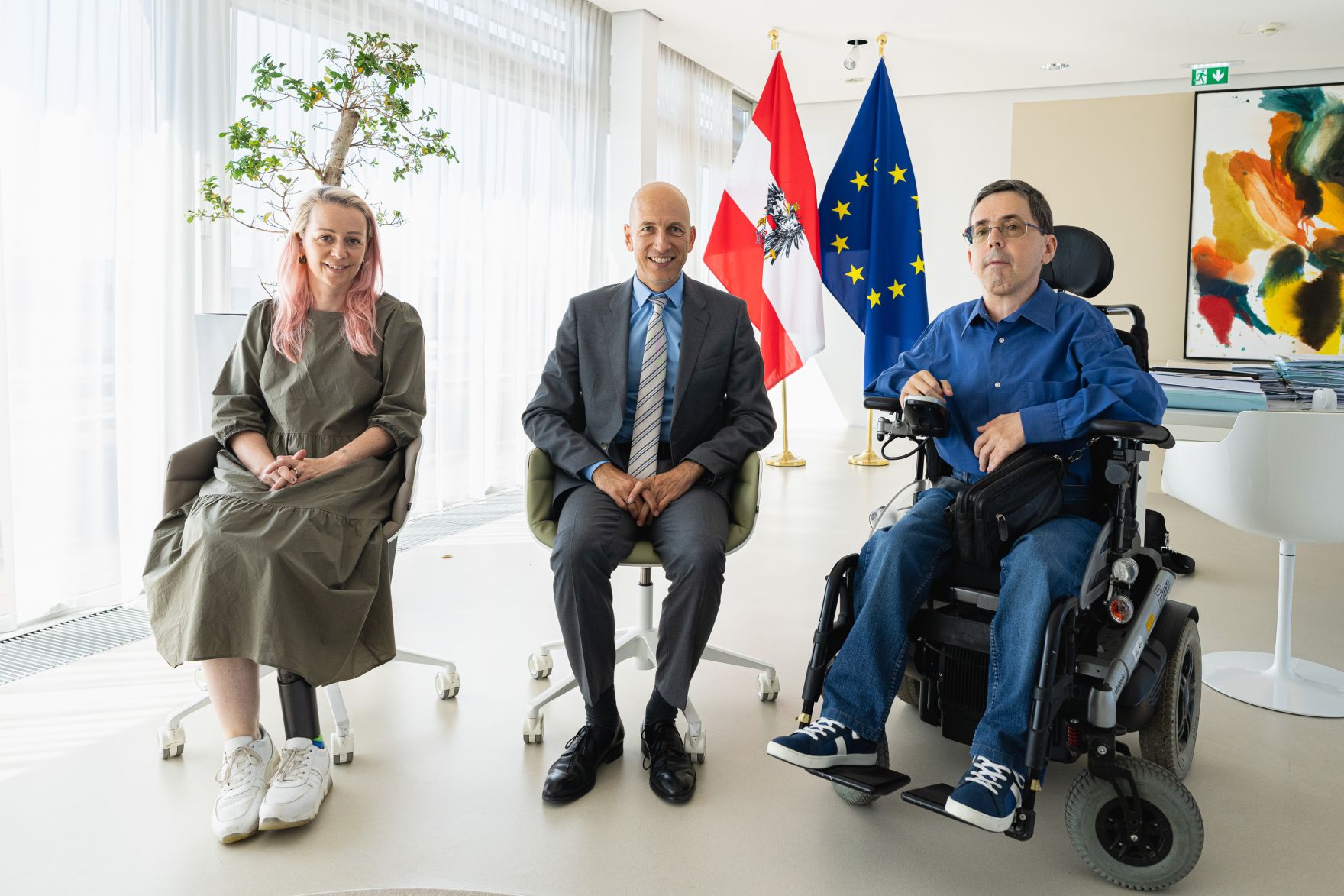 Am 29. Juli 2021 traf Bundesminister Martin Kocher (m.) Christine Steger (l.) und Martin Ladst&auml;tter (r.) zu einem Arbeitsgespr&auml;ch.