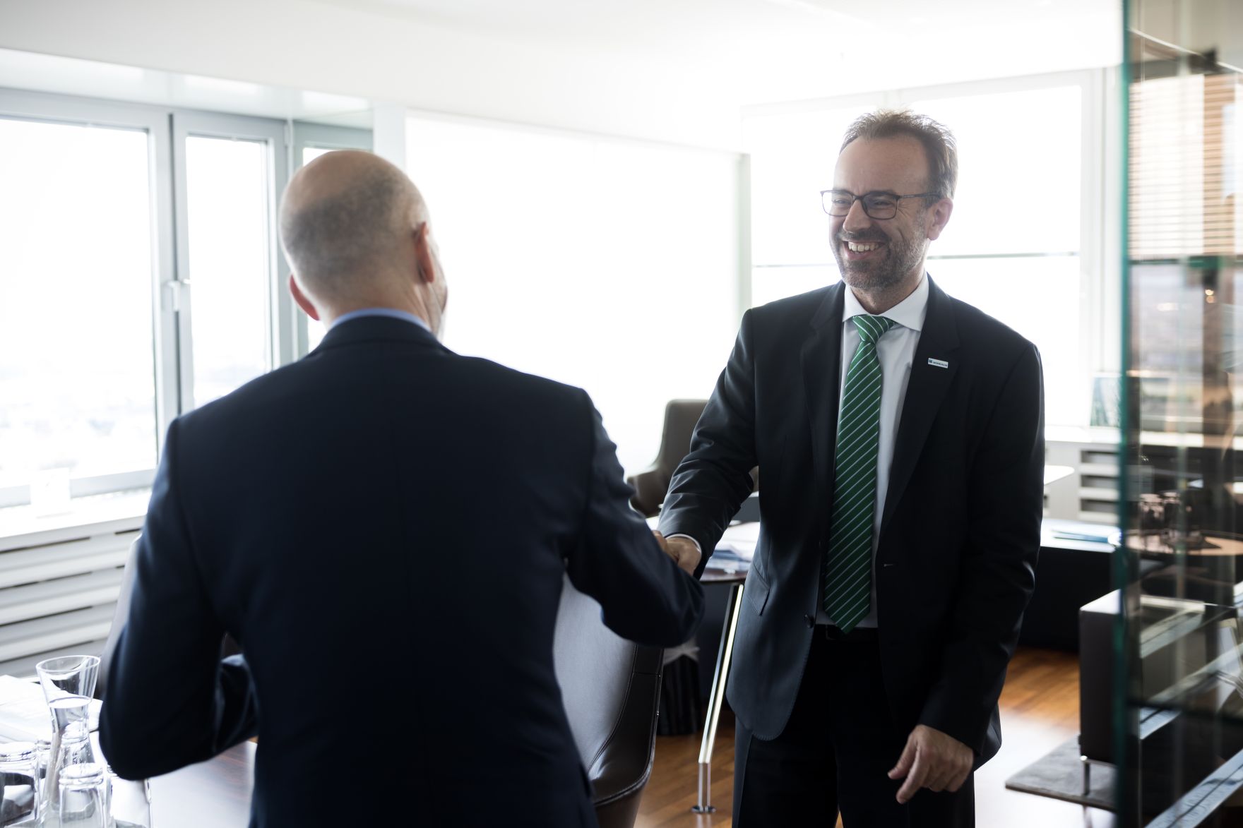 Am 30. August 2021 besuchte Bundesminister Martin Kocher (l.) die Borealis AG. Im Bild mit dem CEO der Borealis AG Thomas Gangl (r.).