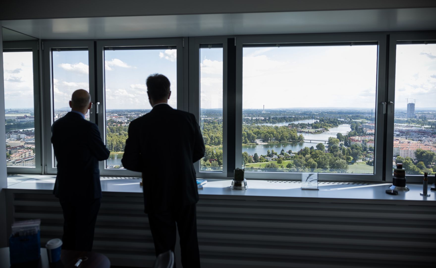Am 30. August 2021 besuchte Bundesminister Martin Kocher (l.) die Borealis AG. Im Bild mit dem CEO der Borealis AG Thomas Gangl (r.).