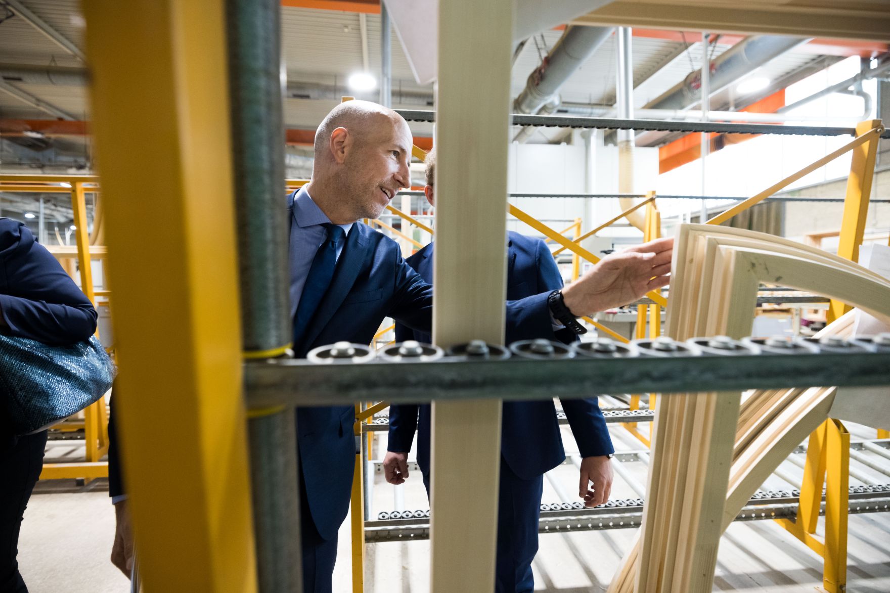 Am 6. September 2021 besuchte Bundesminister Martin Kocher (im Bild) im Rahmen seines Bundesl&auml;ndertags in der Steiermark die Gaulhofer Industrieholding.