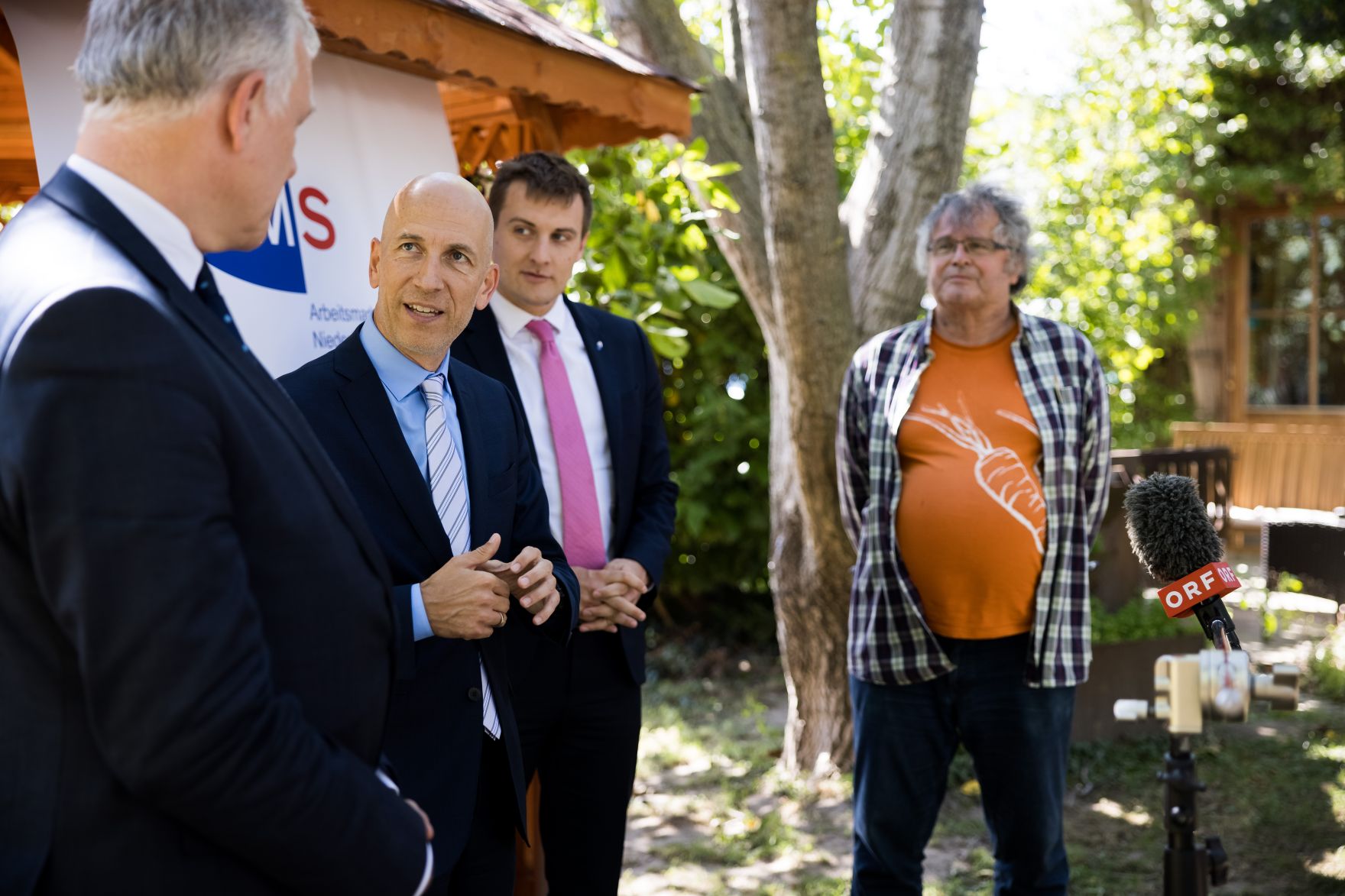 Am 9. September 2021 besuchte Bundesminister Martin Kocher (m.l.) die Jobb&ouml;rse Biohof Adamah.