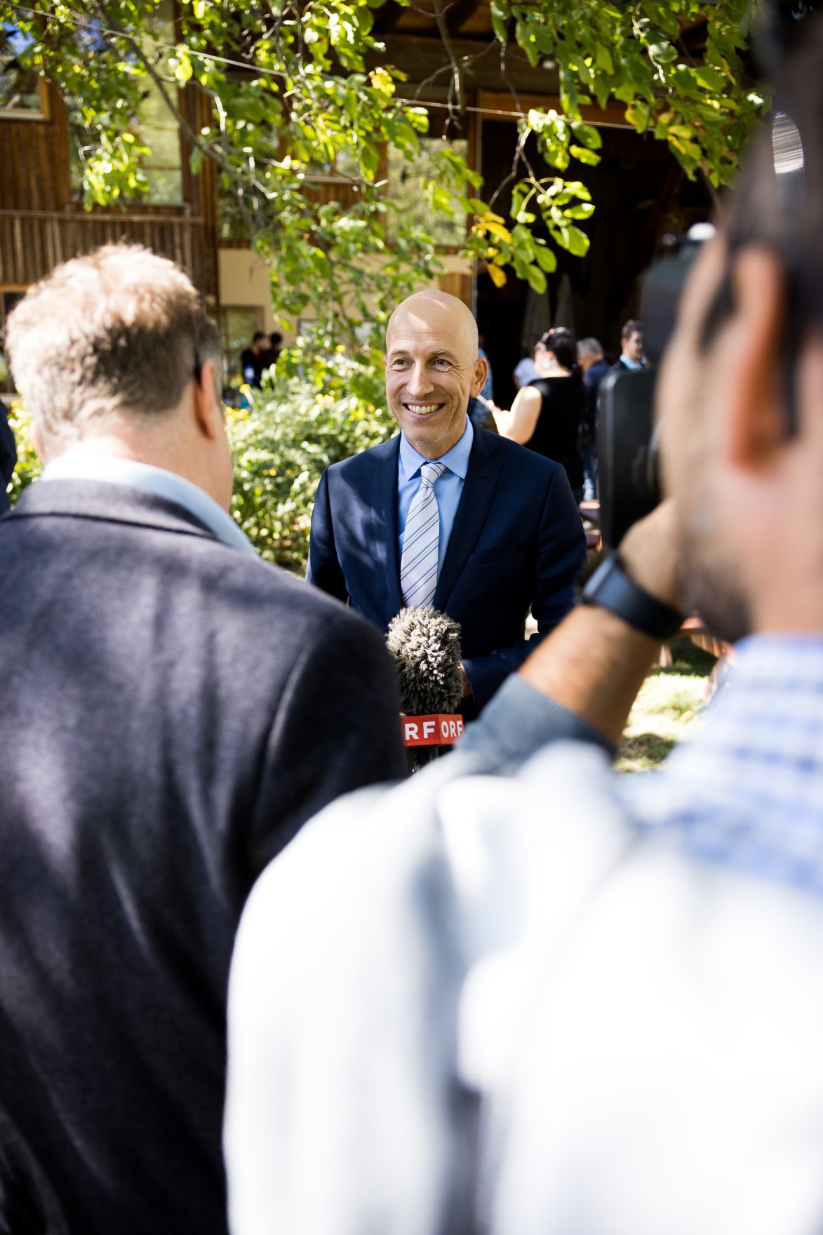 Am 9. September 2021 besuchte Bundesminister Martin Kocher (m.) die Jobb&ouml;rse Biohof Adamah.