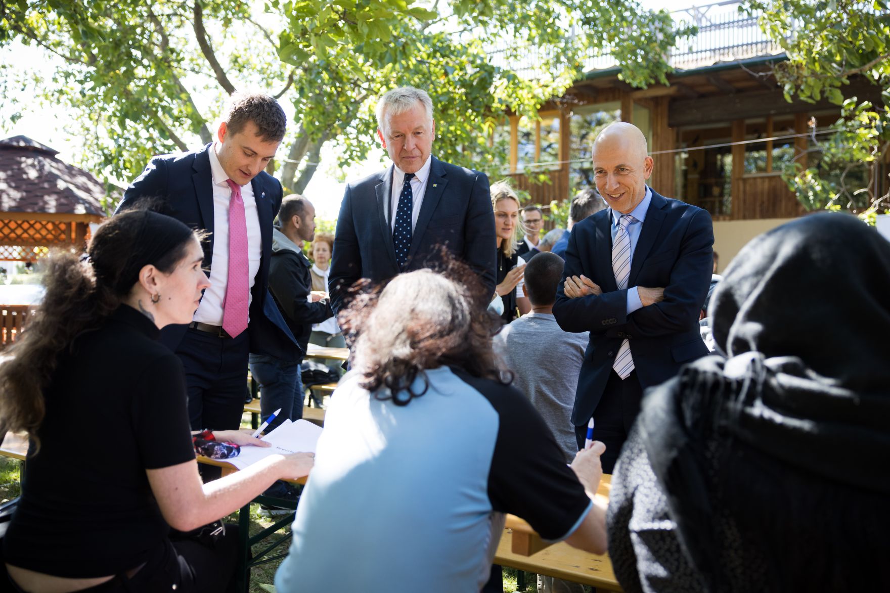 Am 9. September 2021 besuchte Bundesminister Martin Kocher (r.) die Jobb&ouml;rse Biohof Adamah.