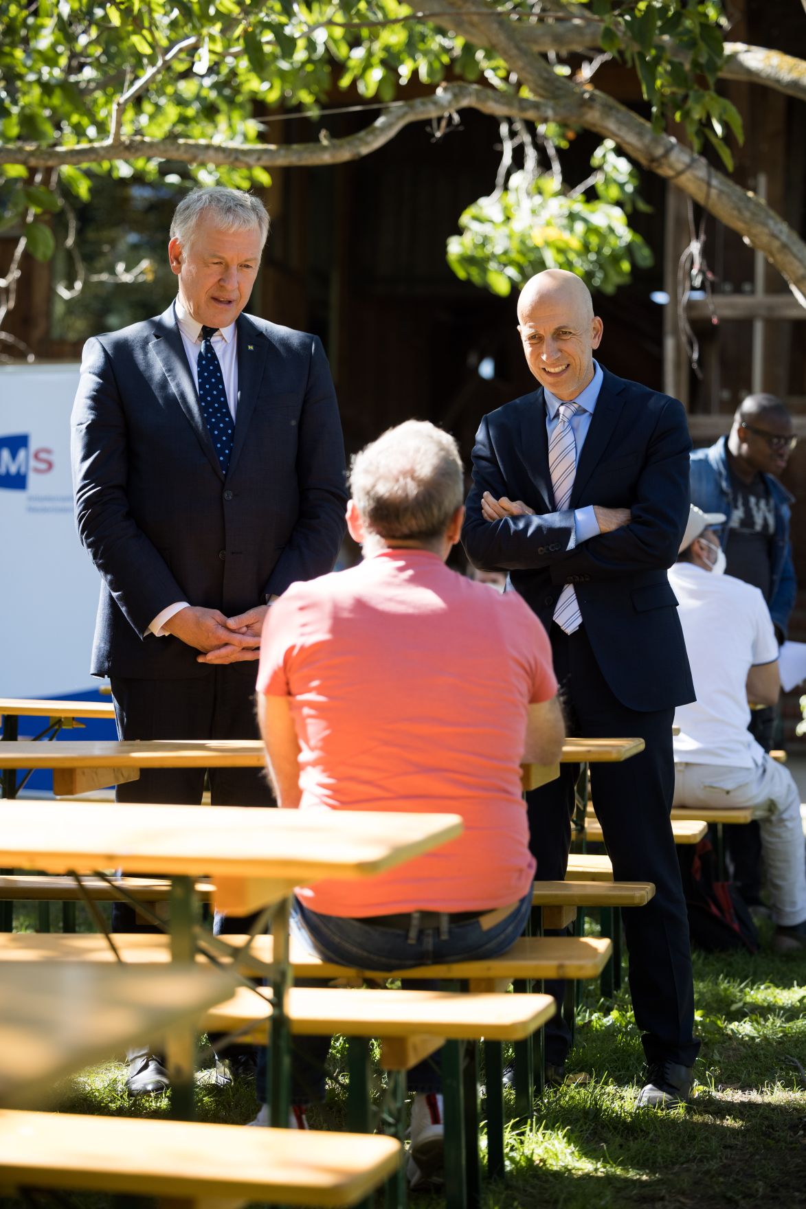 Am 9. September 2021 besuchte Bundesminister Martin Kocher (r.) die Jobb&ouml;rse Biohof Adamah.
