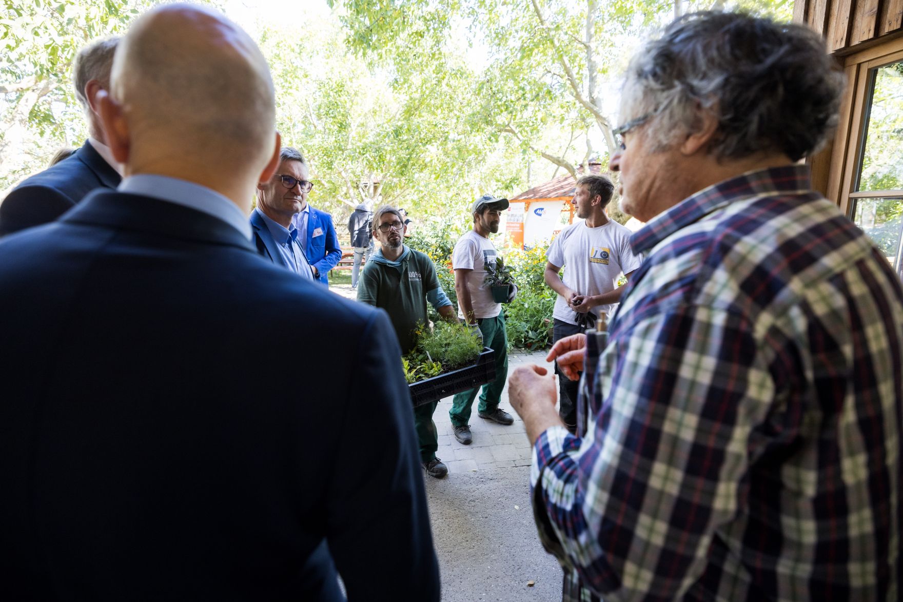 Am 9. September 2021 besuchte Bundesminister Martin Kocher die Jobb&ouml;rse Biohof Adamah.