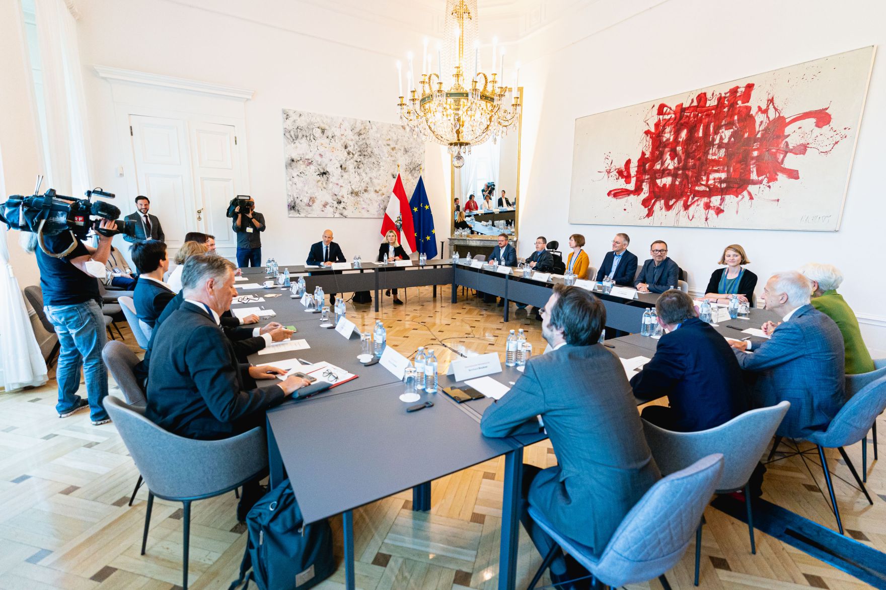 Am 10. September 2021 nahm Bundesminister Martin Kocher (im Bild) am Inklusionsgipfel im Bundeskanzleramt teil.