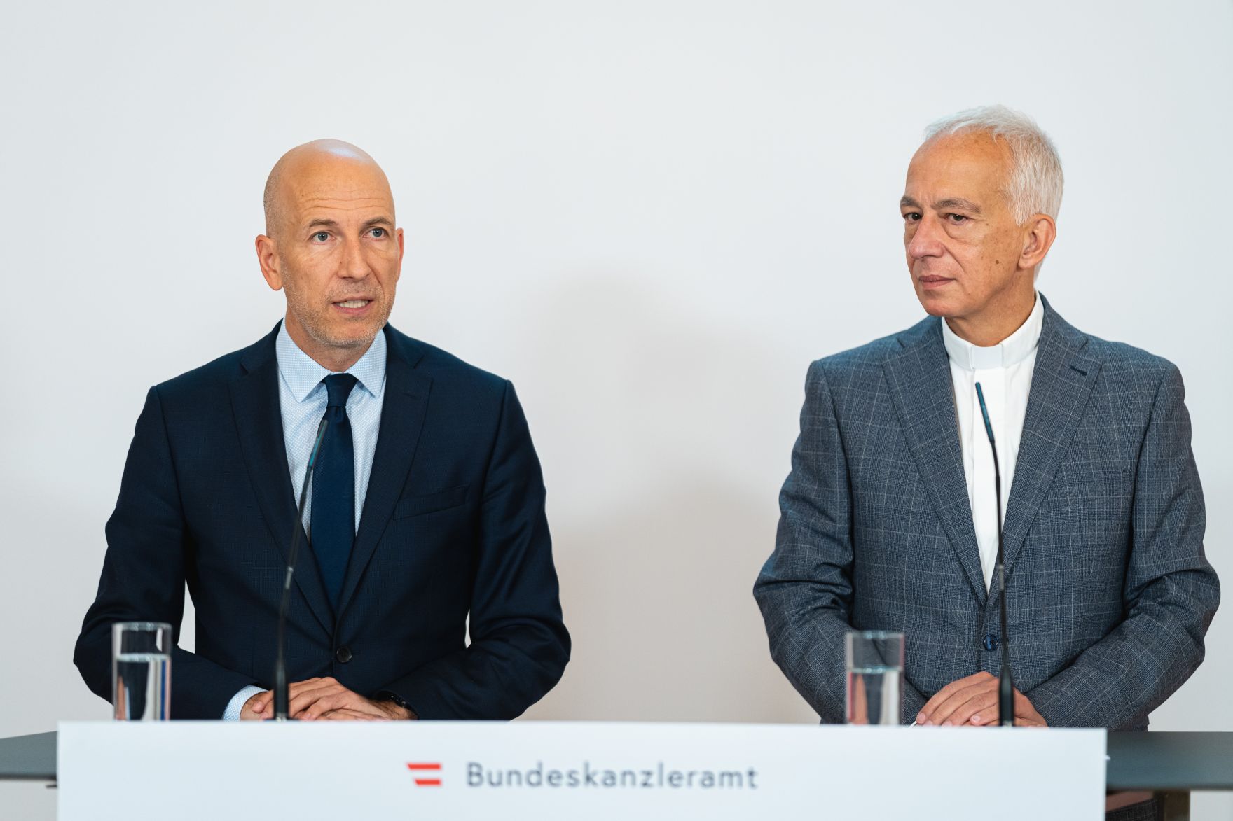 Am 10. September 2021 nahm Bundesminister Martin Kocher (l.) an einer Pressekonferenz nach einem Inklusionsgipfel im Bundeskanzleramt teil. Im Bild mit Caritas Pr&auml;sident Michael Landau (r.).