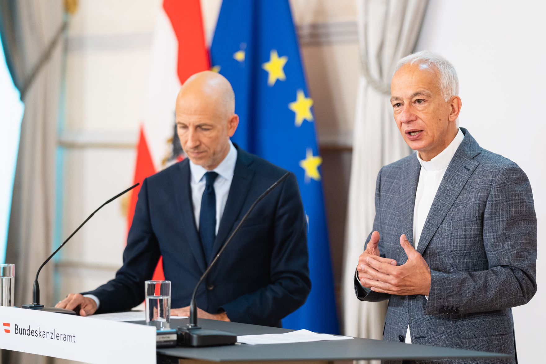 Am 10. September 2021 nahm Bundesminister Martin Kocher (l.) an einer Pressekonferenz nach einem Inklusionsgipfel im Bundeskanzleramt teil. Im Bild mit Caritas Pr&auml;sident Michael Landau (r.).