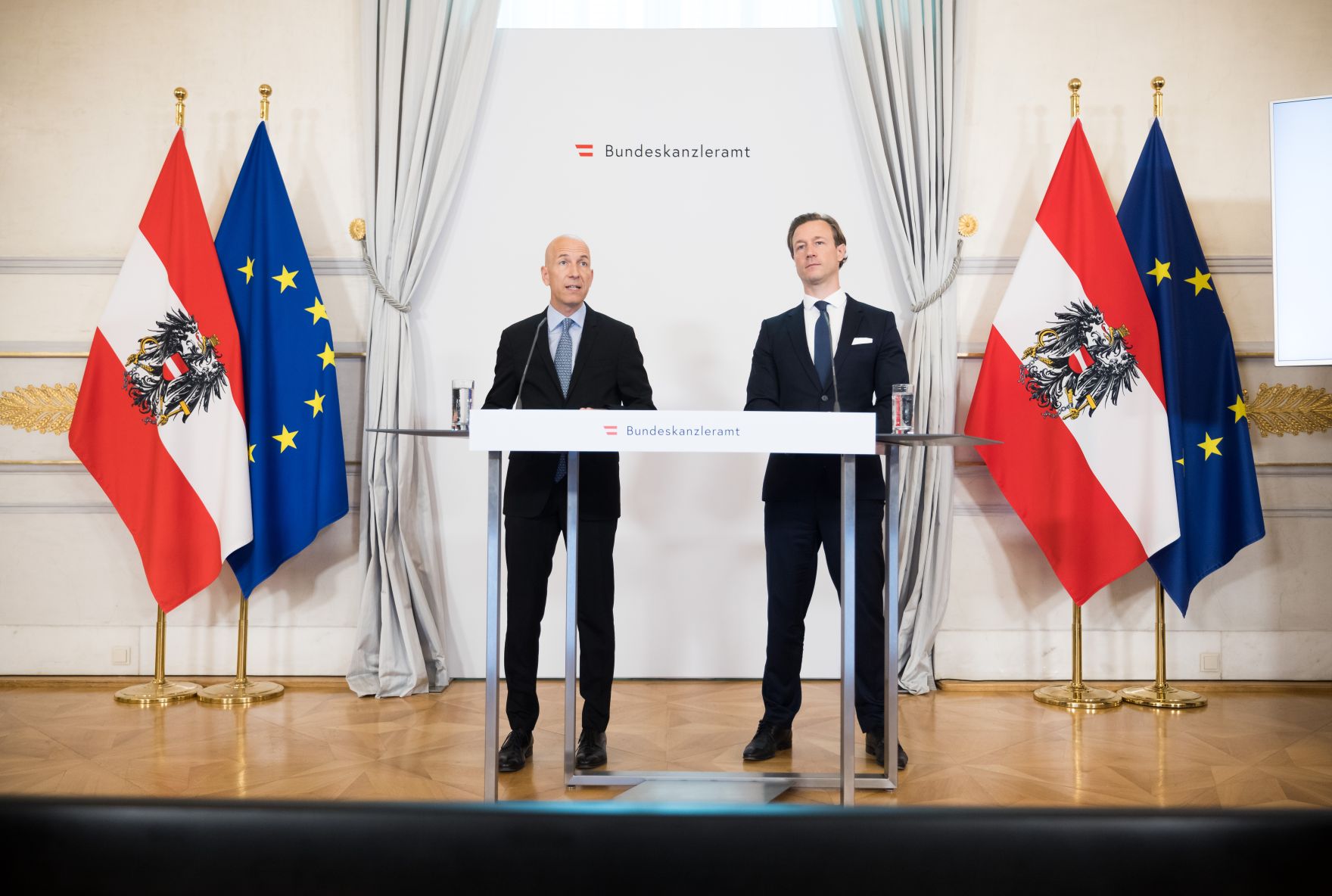 Am 14. September 2021 fand eine Pressekonferenz zur aktuellen Lage am Arbeitsmarkt statt. Im Bild Bundesminister Martin Kocher (l.) und Bundesminister Gernot Bl&uuml;mel (r.).