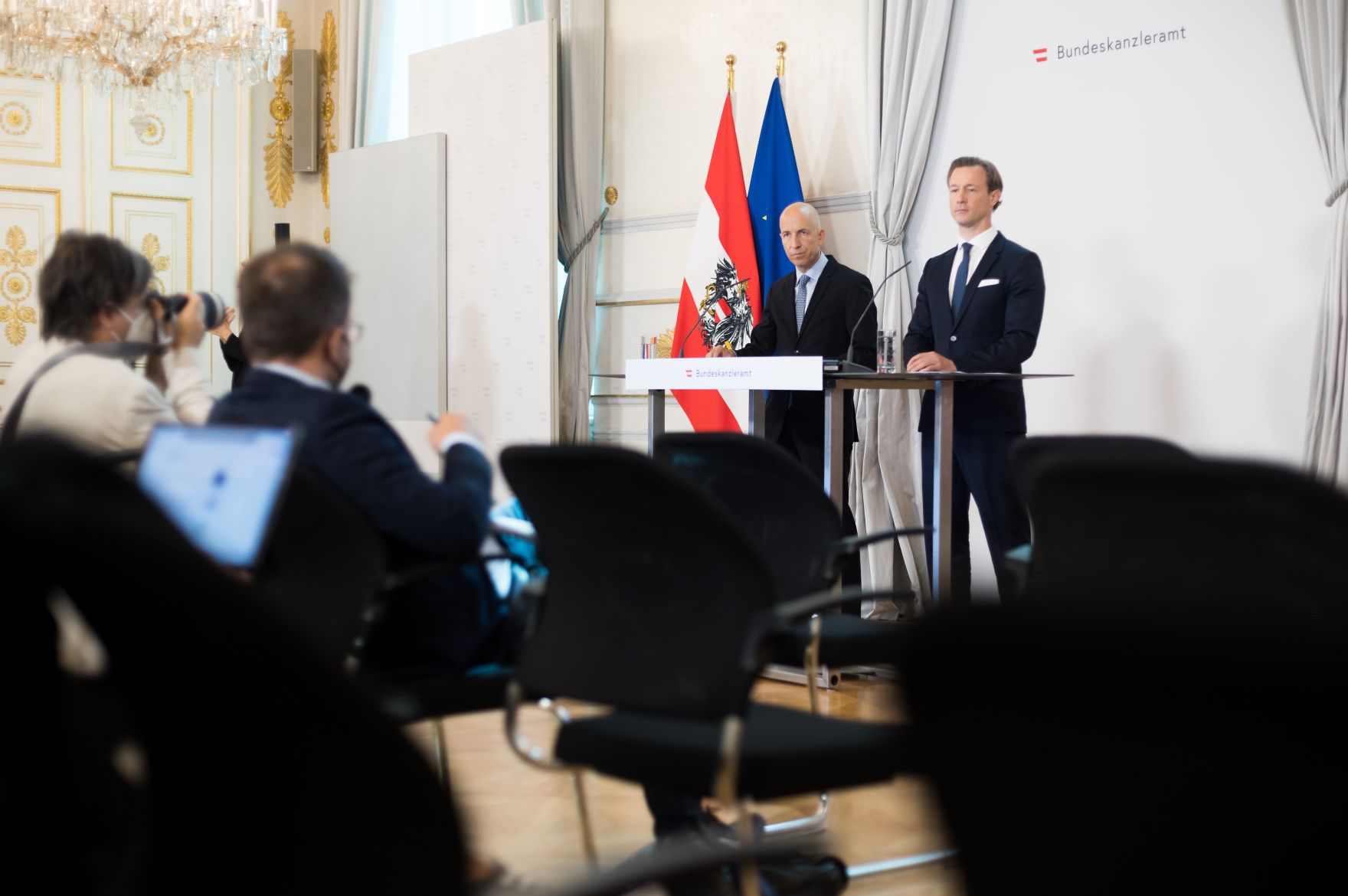 Am 14. September 2021 fand eine Pressekonferenz zur aktuellen Lage am Arbeitsmarkt statt. Im Bild Bundesminister Martin Kocher (l.) und Bundesminister Gernot Bl&uuml;mel (r.).