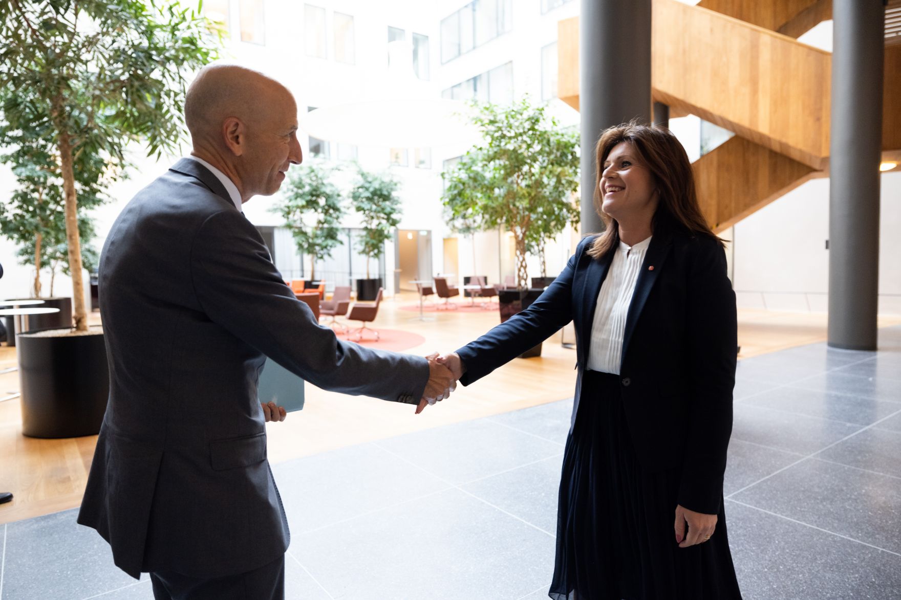 Am 22. September 2021 reiste Bundesminister Martin Kocher (l.) zu einem Arbeitsbesuch nach Stockholm. Im Bild mit der schwedischen Arbeitsministerin Eva Nordmark (r.).