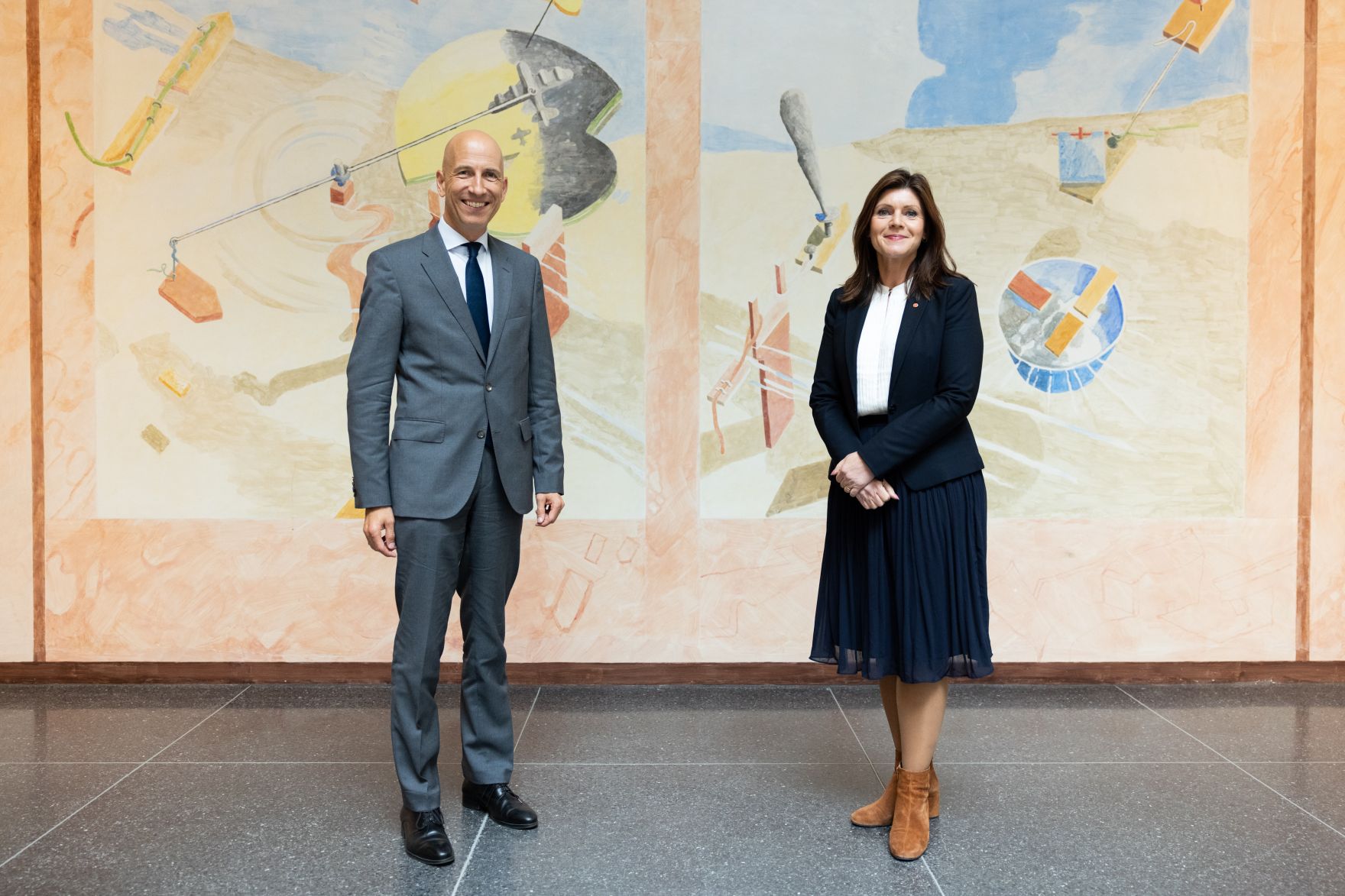 Am 22. September 2021 reiste Bundesminister Martin Kocher (l.) zu einem Arbeitsbesuch nach Stockholm. Im Bild mit der schwedischen Arbeitsministerin Eva Nordmark (r.).