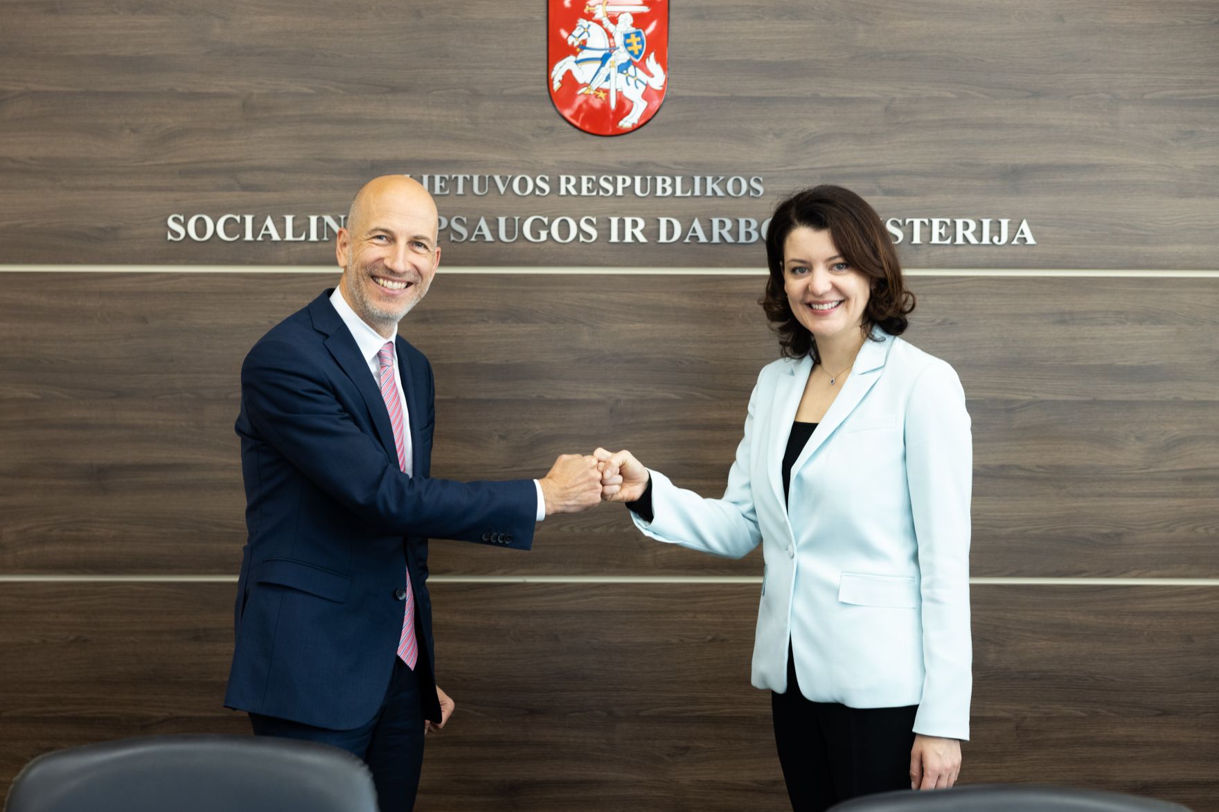 Am 5. Oktober 2021 reiste Bundesminister Martin Kocher (l.) zu einem Arbeitsbesuch nach Vilnius. Im Bild mit der litauischen Arbeits- und Sozialministerin Monika Navickienė (r.).
