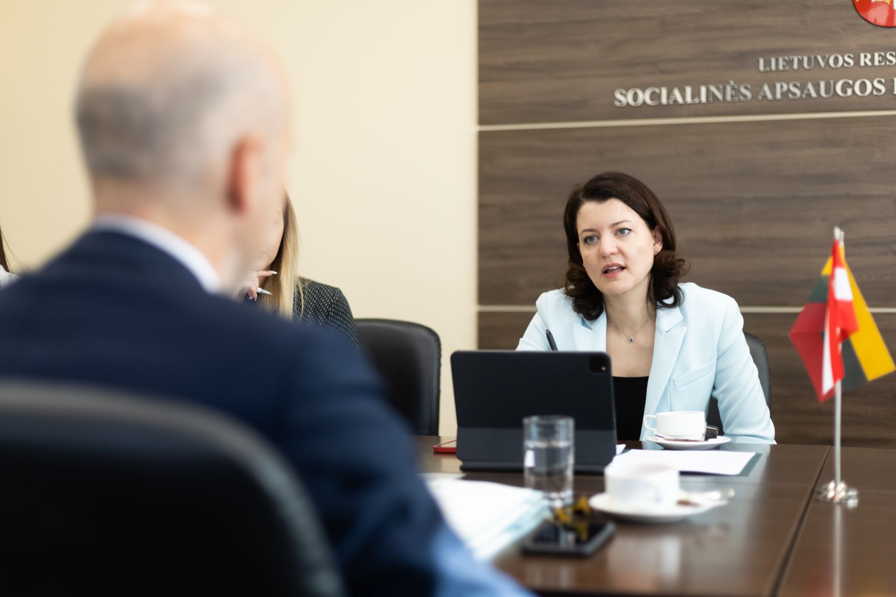 Am 5. Oktober 2021 reiste Bundesminister Martin Kocher (l.) zu einem Arbeitsbesuch nach Vilnius. Im Bild mit der litauischen Arbeits- und Sozialministerin Monika Navickienė (r.).