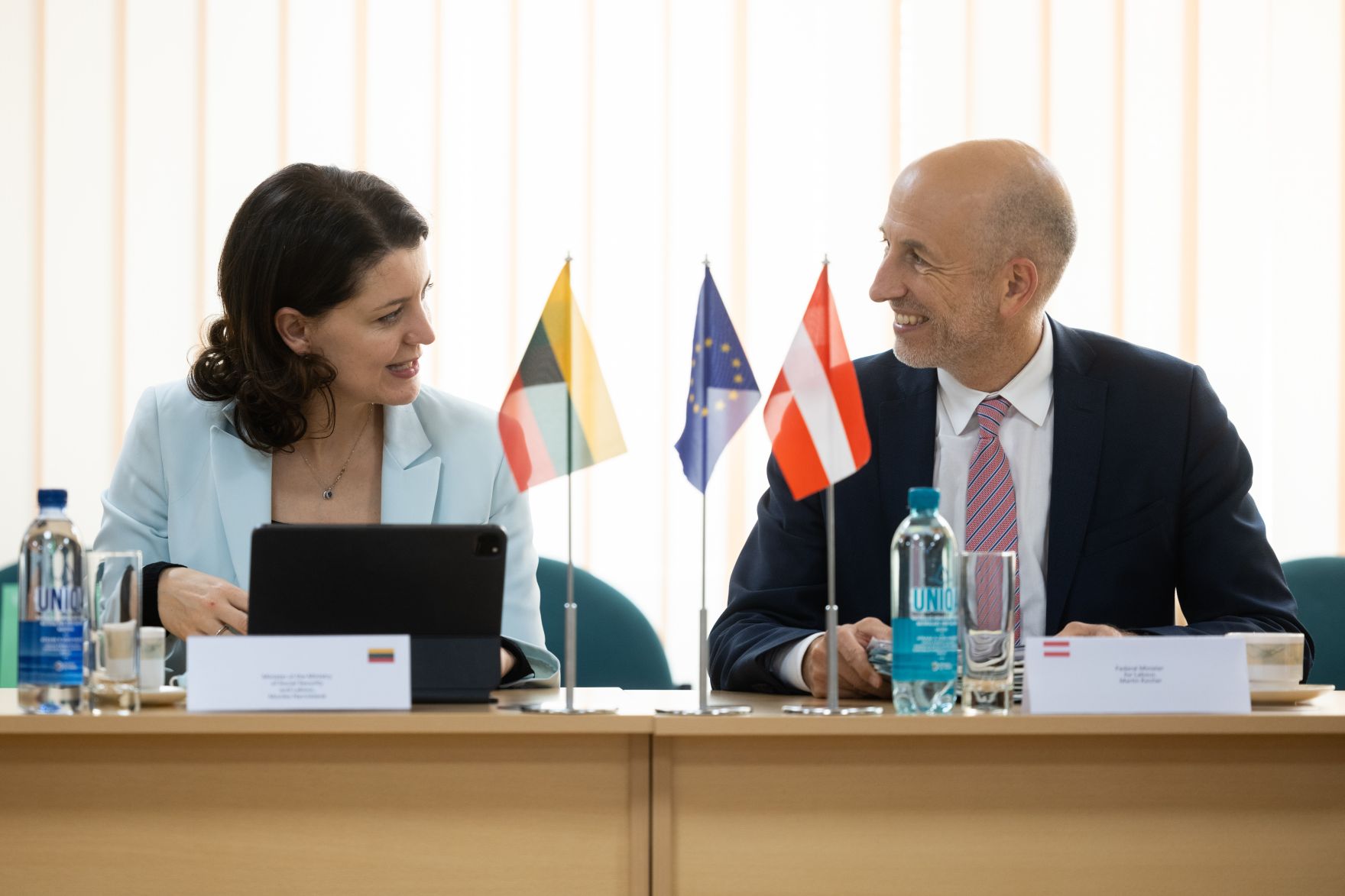 Am 5. Oktober 2021 reiste Bundesminister Martin Kocher (r.) zu einem Arbeitsbesuch nach Vilnius. Im Bild mit der litauischen Arbeits- und Sozialministerin Monika Navickienė (l.).