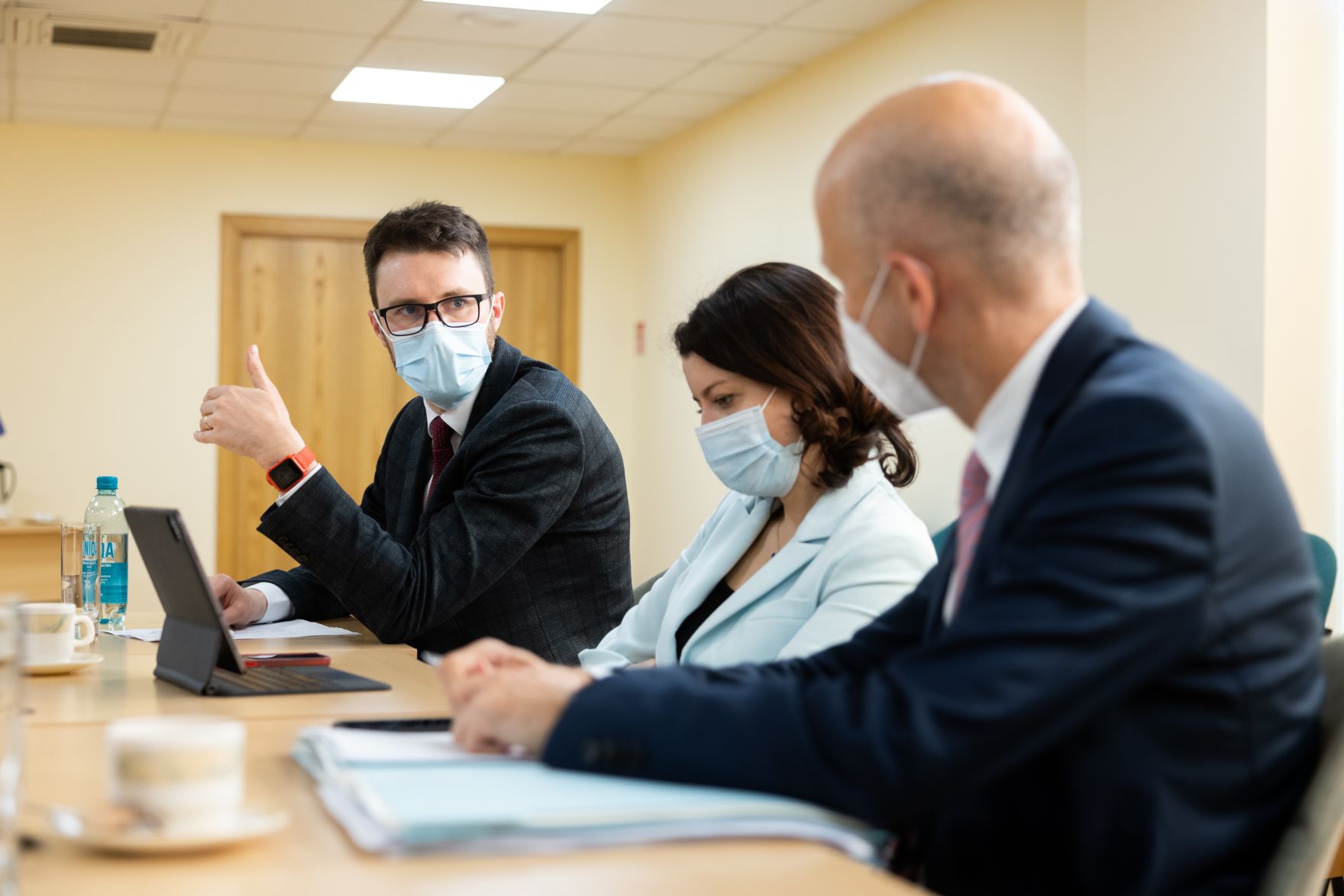 Am 5. Oktober 2021 reiste Bundesminister Martin Kocher (r.) zu einem Arbeitsbesuch nach Vilnius. Im. Bild mit der litauischen Arbeits- und Sozialministerin Monika Navickienė (m.) und der litauische stellvertretende Arbeits- und Sozialminister Vytautas &Scaron;ilinskas (l.).