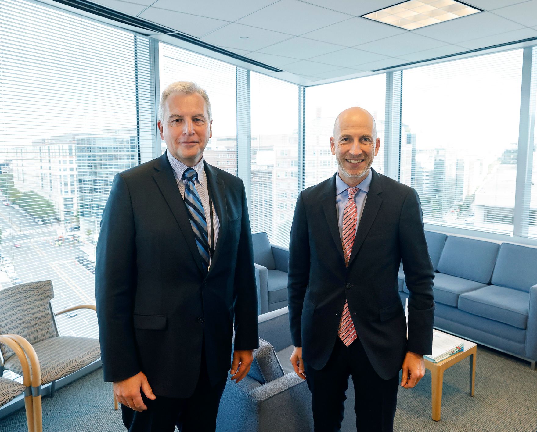 Am 18. Oktober 2021 reiste Bundesminister Martin Kocher (r.) zu einem mehrt&auml;gigen Arbeitsbesuch nach Washington. Im Bild mit der IWF Europadirektor Alfred Kammer (l.).