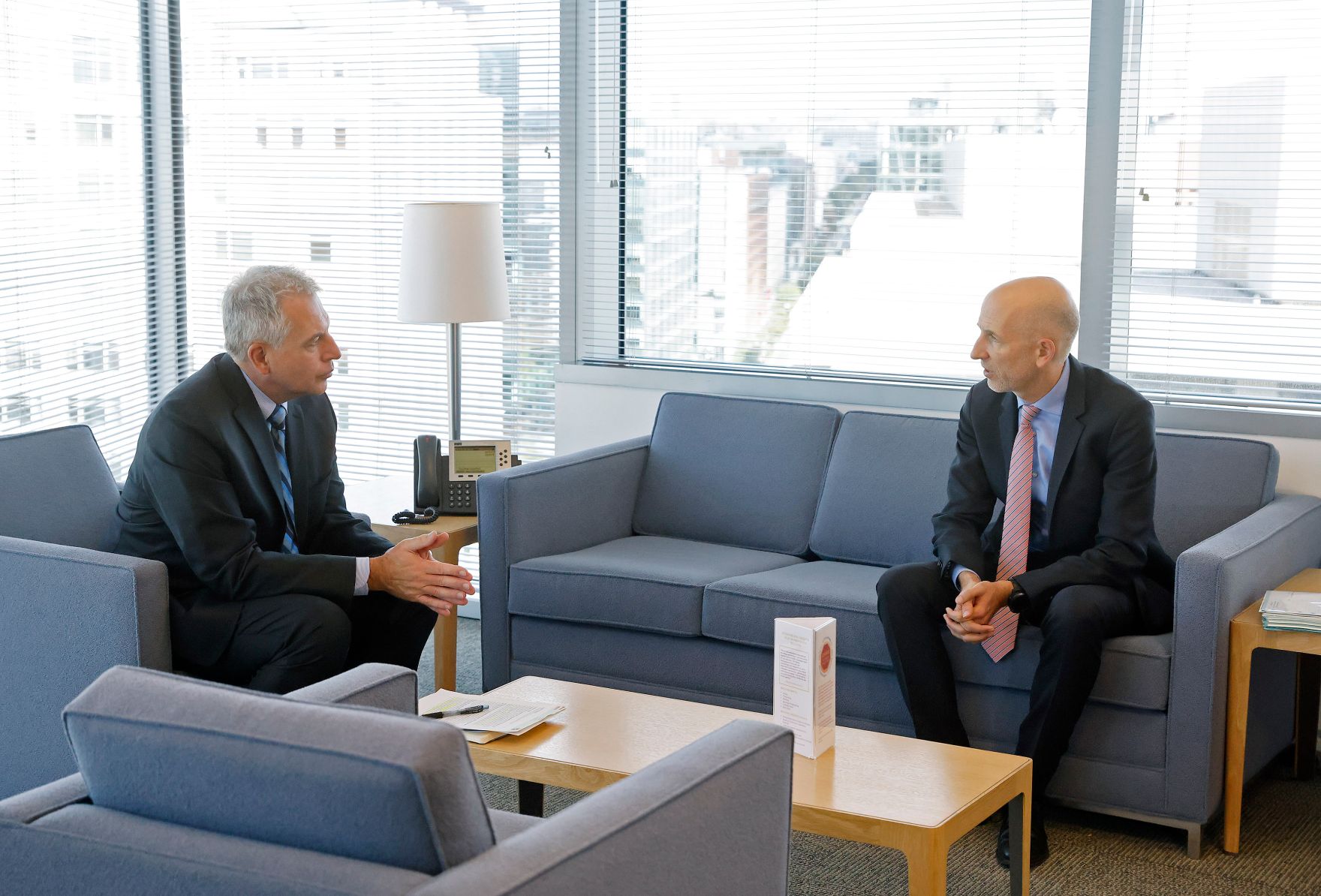 Am 18. Oktober 2021 reiste Bundesminister Martin Kocher (r.) zu einem mehrt&auml;gigen Arbeitsbesuch nach Washington. Im Bild mit der IWF Europadirektor Alfred Kammer (l.).