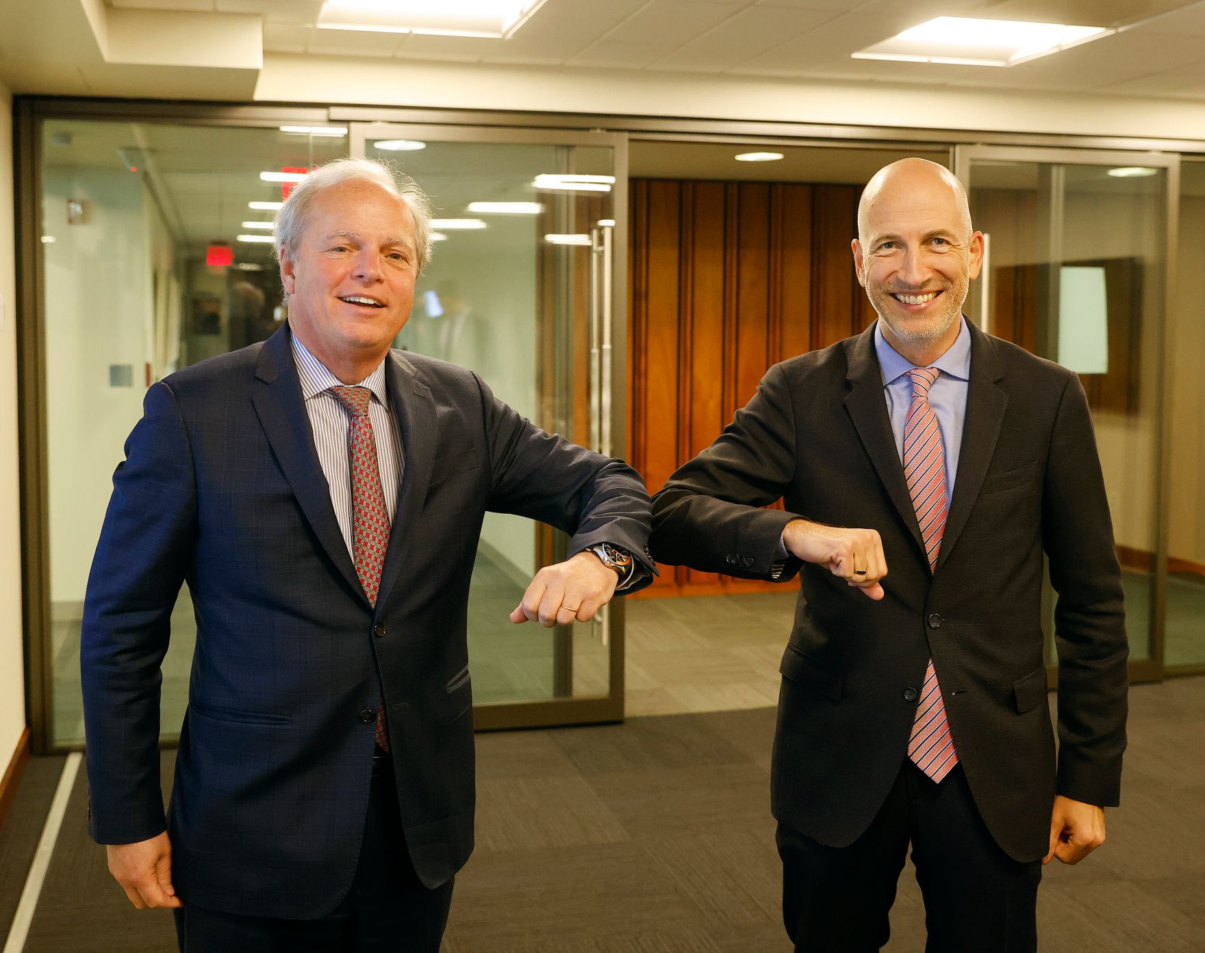 Am 18. Oktober 2021 reiste Bundesminister Martin Kocher (r.) zu einem mehrt&auml;gigen Arbeitsbesuch nach Washington. Im Bild mit dem World Bank Managing Director Axel van Trotzenburg (l.).