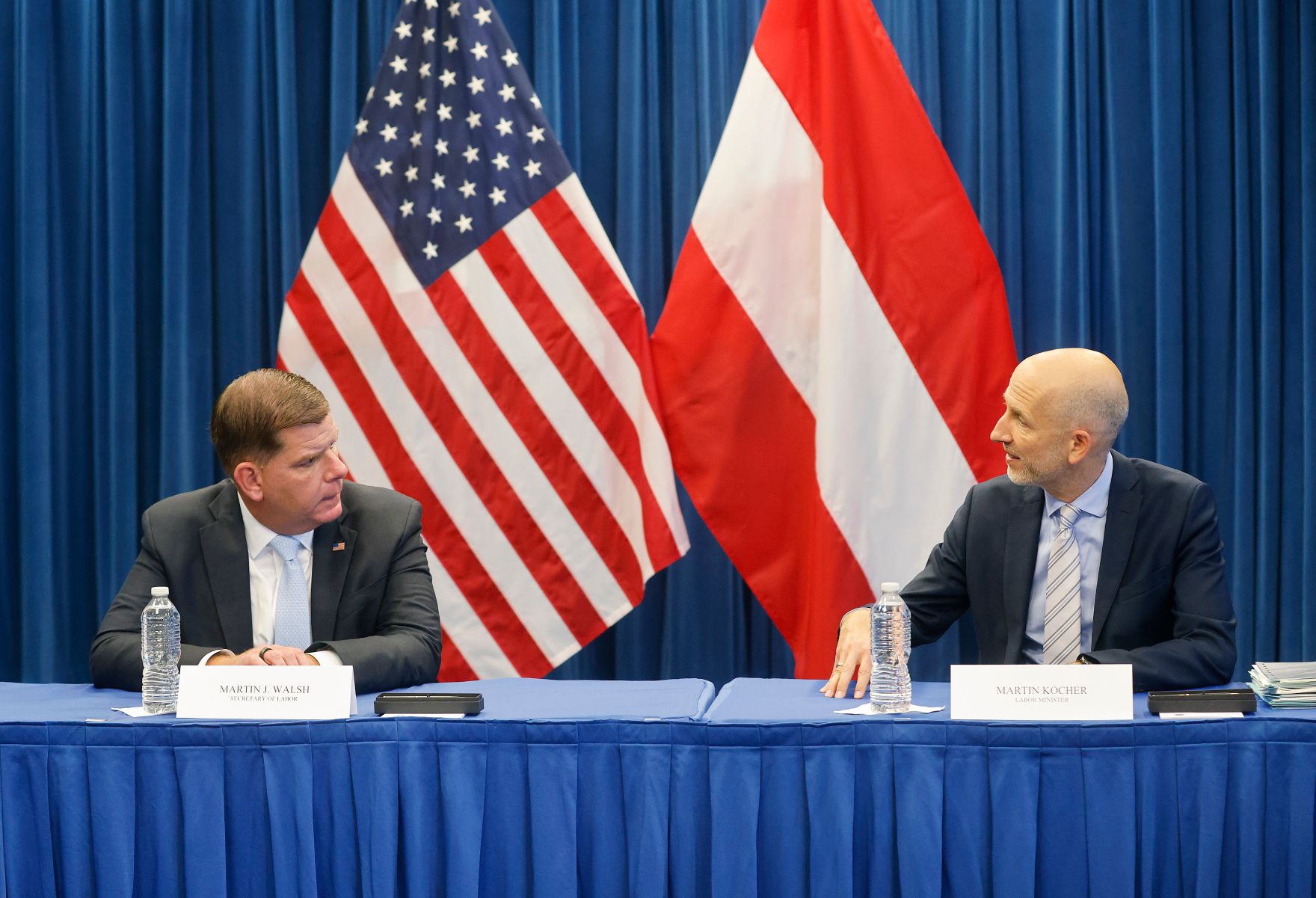 Am 19. Oktober 2021 reiste Bundesminister Martin Kocher (r.) zu einem mehrt&auml;gigen Arbeitsbesuch nach Washington. Im Bild mit dem US Arbeitsminister Martin Walsh (l.).