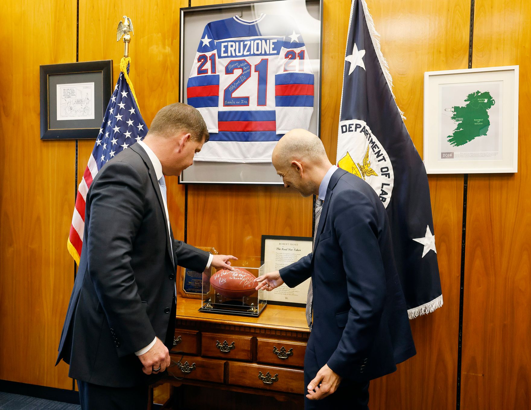 Am 19. Oktober 2021 reiste Bundesminister Martin Kocher (r.) zu einem mehrt&auml;gigen Arbeitsbesuch nach Washington. Im Bild mit dem US Arbeitsminister Martin Walsh (l.).