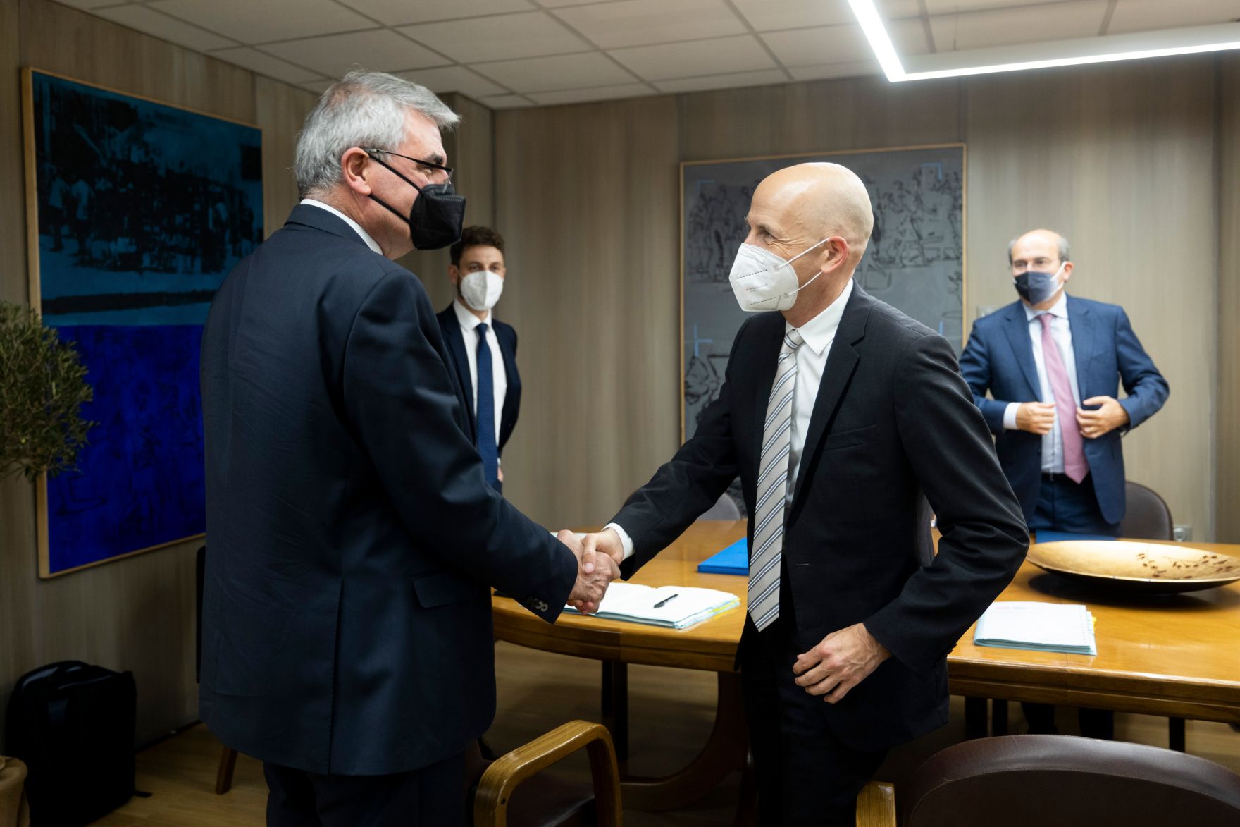 Am 3. Oktober 2021 reiste Bundesminister Martin Kocher (r.) zu einem Arbeitsbesuch nach Athen. Im Bild mit dem griechischen Vize-Arbeitsminister Panos Tsakloglou (l.).
