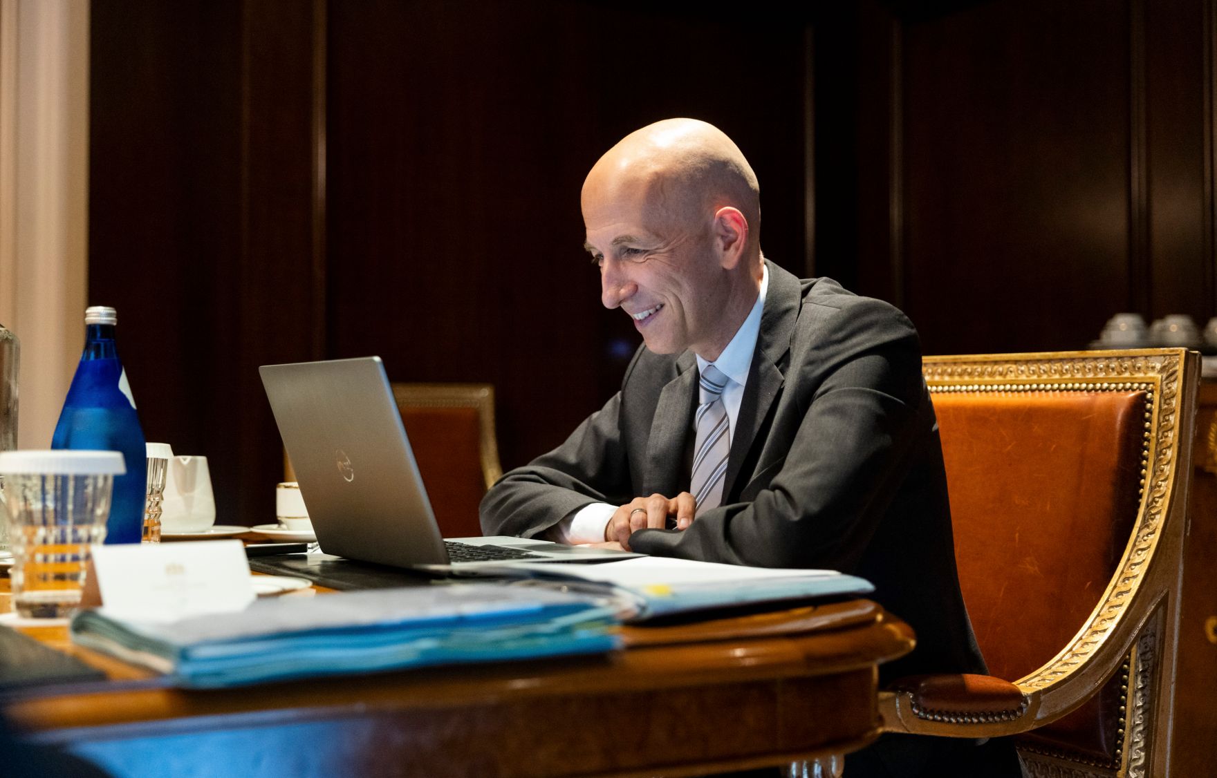 Am 3. Oktober 2021 reiste Bundesminister Martin Kocher (r.) zu einem Arbeitsbesuch nach Athen. Im Bild bei der Videokonferenz mit dem griechischen Arbeitsmarktservice Leiter (OAED) Spyros Protopsaltis.