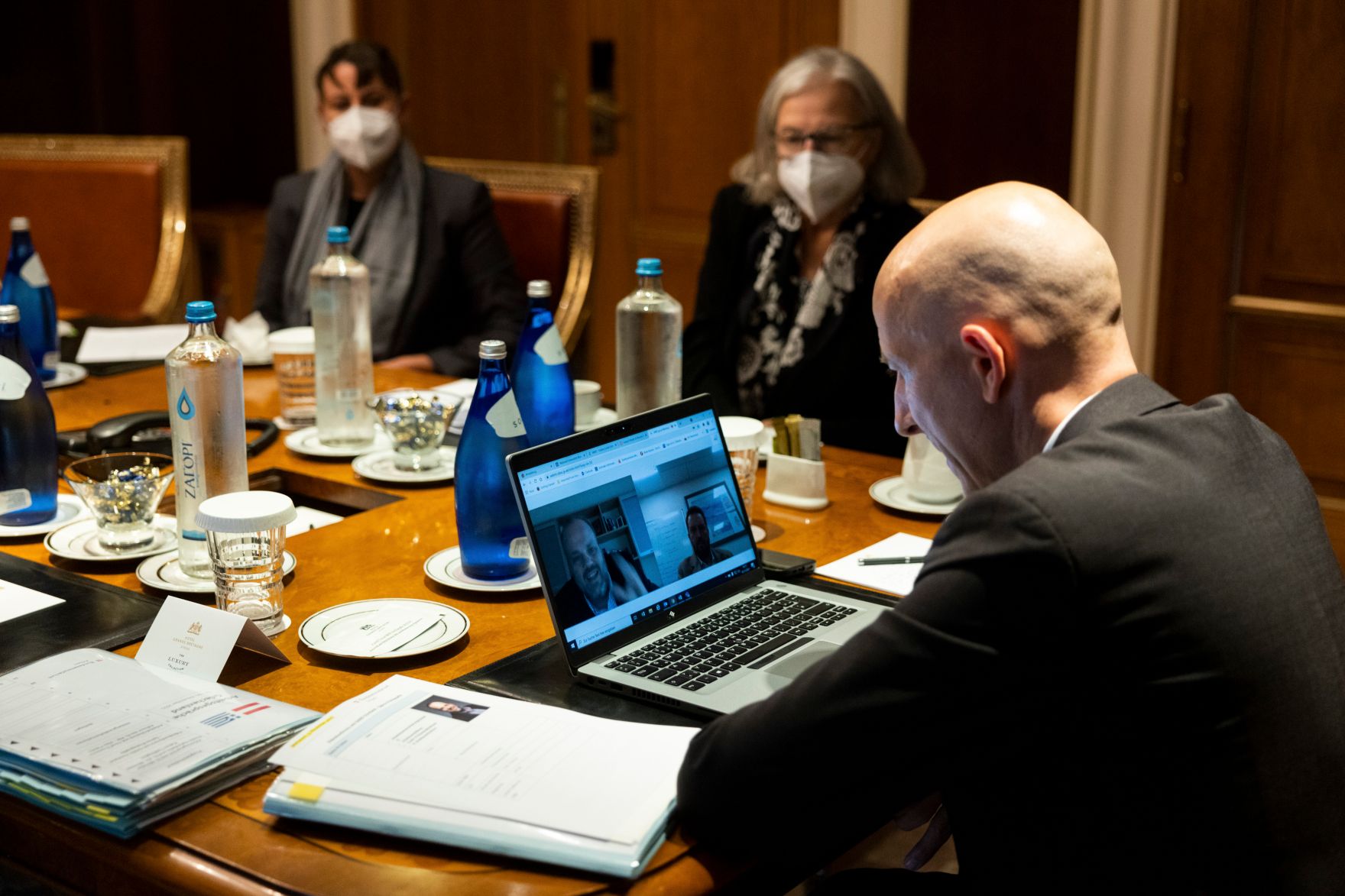 Am 3. Oktober 2021 reiste Bundesminister Martin Kocher (r.) zu einem Arbeitsbesuch nach Athen. Im Bild bei der Videokonferenz mit dem griechischen Arbeitsmarktservice Leiter (OAED) Spyros Protopsaltis.