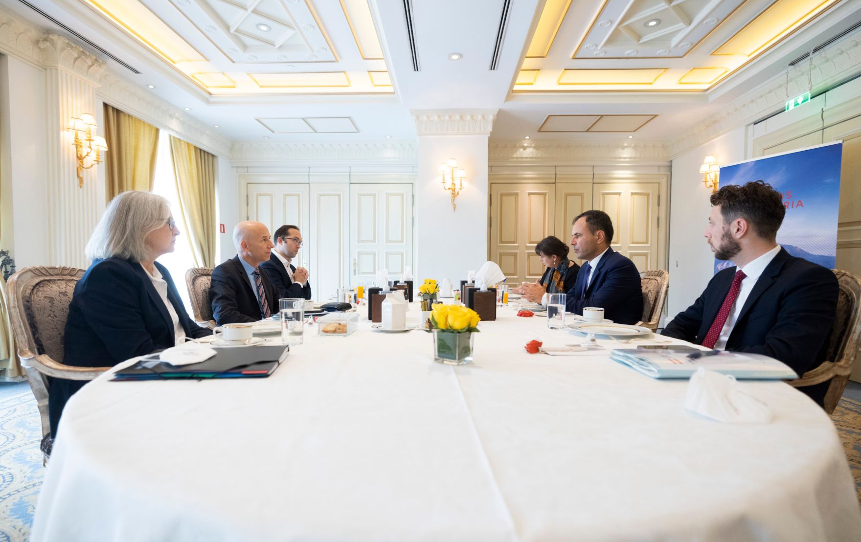 Am 4. Oktober 2021 reiste Bundesminister Martin Kocher (2.v.l.) zu einem Arbeitsbesuch nach Athen. Im Bild mit dem Wirtschaftsberater des griechischen Premierminister Alex Patelis (2.v.r.).