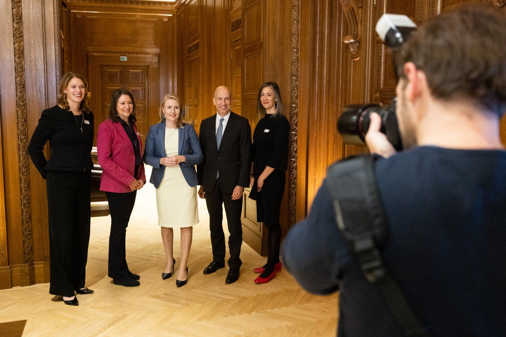 Am 5. November 2021 nahmen Bundesministerin Susanne Raab und Bundesminister Martin Kocher an einer Pressekonferenz zum Thema &bdquo;100 Prozent - Gleichstellung zahlt sich aus&ldquo; teil.