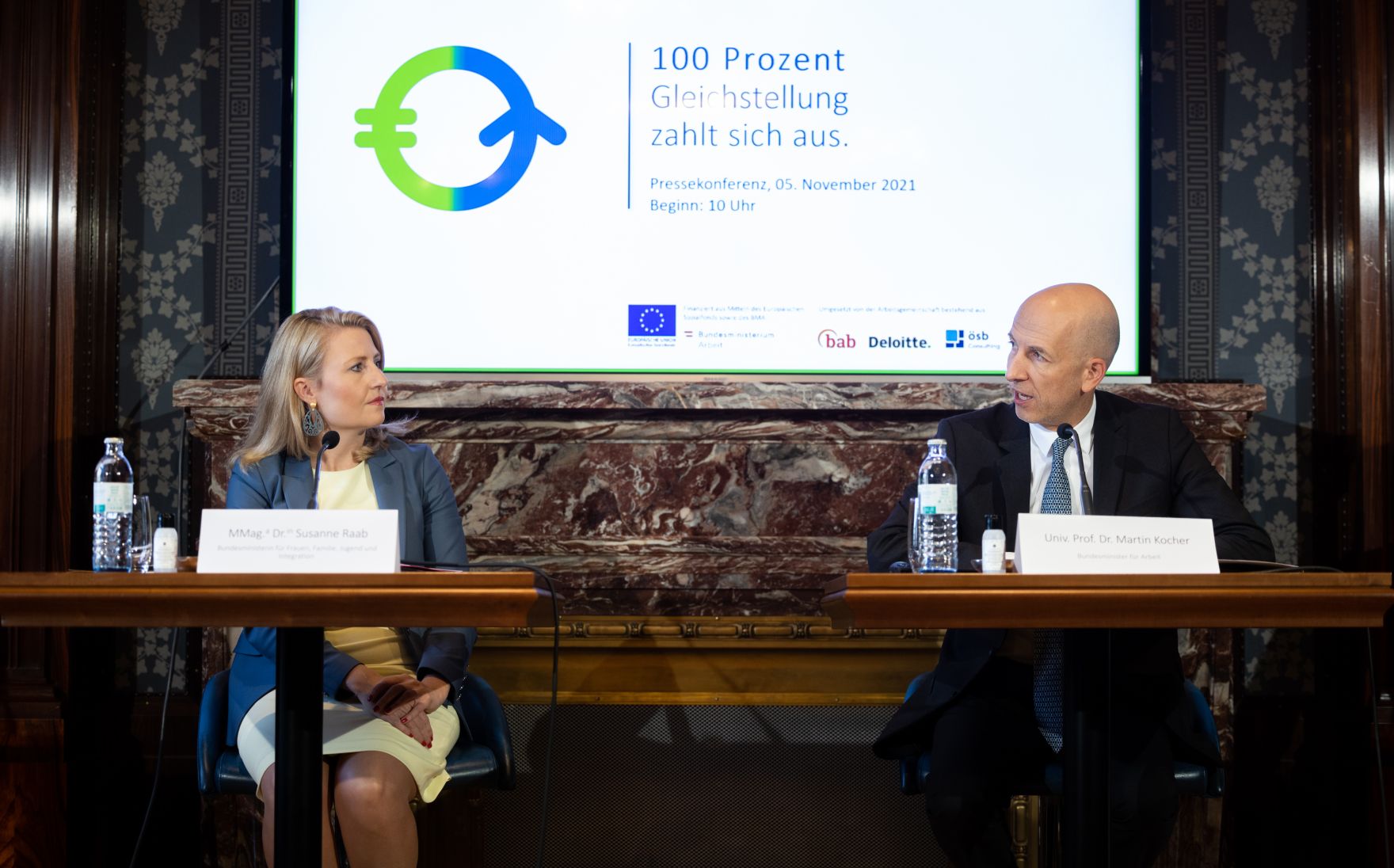 Am 5. November 2021 nahmen Bundesministerin Susanne Raab (l.) und Bundesminister Martin Kocher (r.) an einer Pressekonferenz zum Thema &bdquo;100 Prozent - Gleichstellung zahlt sich aus&ldquo; teil.