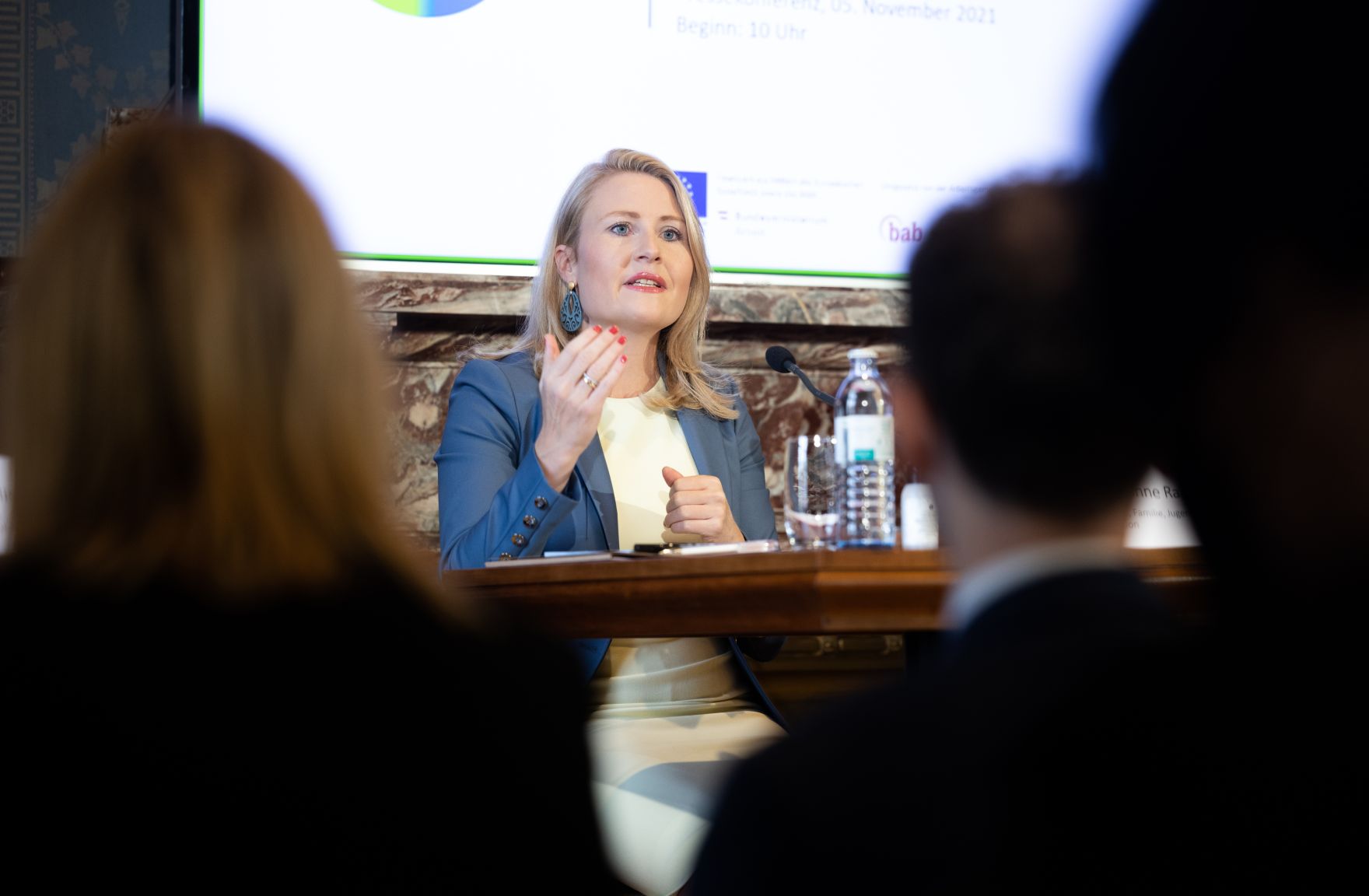 Am 5. November 2021 nahmen Bundesministerin Susanne Raab (im Bild) und Bundesminister Martin Kocher an einer Pressekonferenz zum Thema &bdquo;100 Prozent - Gleichstellung zahlt sich aus&ldquo; teil.