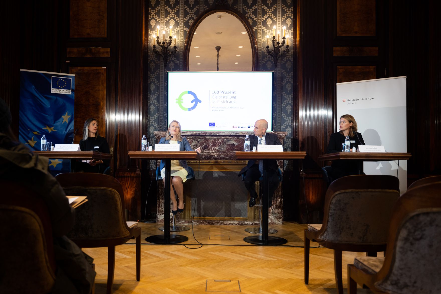 Am 5. November 2021 nahmen Bundesministerin Susanne Raab (m.l.) und Bundesminister Martin Kocher (m.r.) an einer Pressekonferenz zum Thema &bdquo;100 Prozent - Gleichstellung zahlt sich aus&ldquo; teil.
