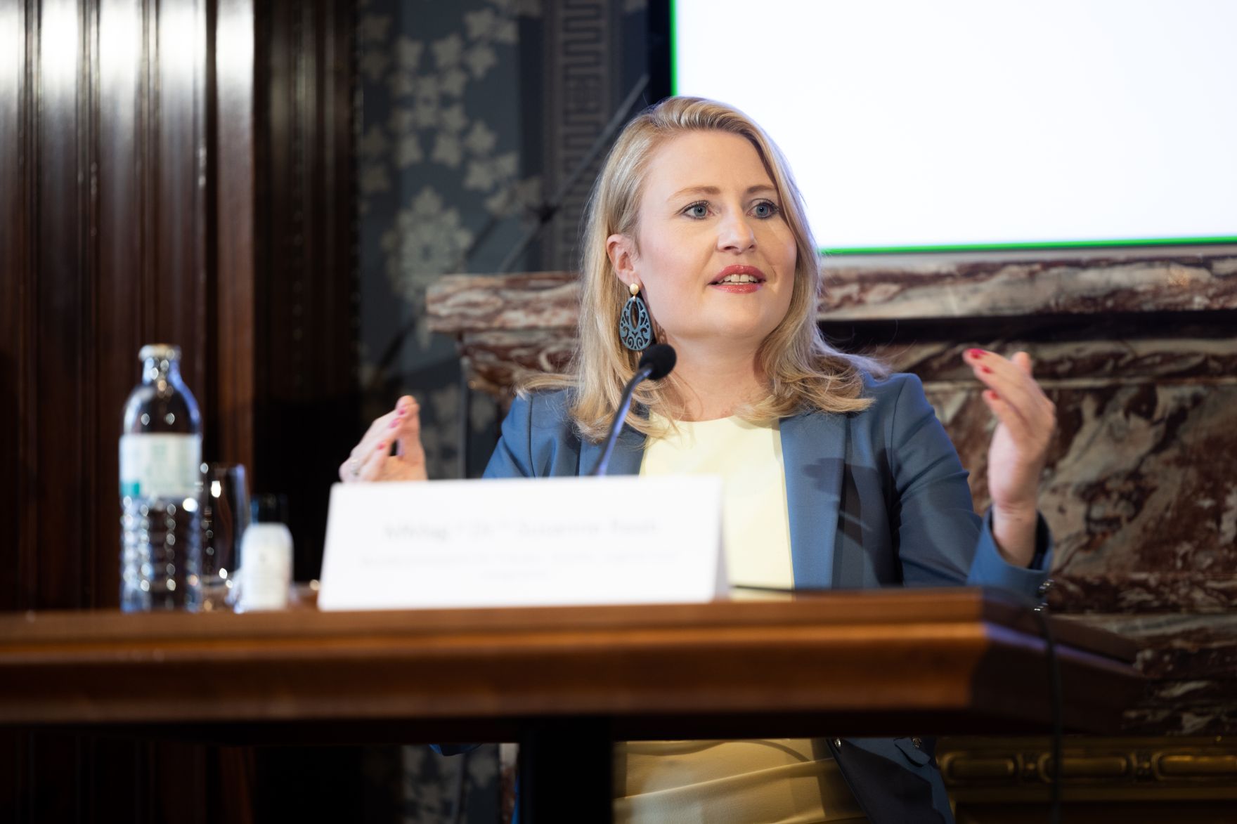 Am 5. November 2021 nahmen Bundesministerin Susanne Raab (im Bild) und Bundesminister Martin Kocher an einer Pressekonferenz zum Thema &bdquo;100 Prozent - Gleichstellung zahlt sich aus&ldquo; teil.