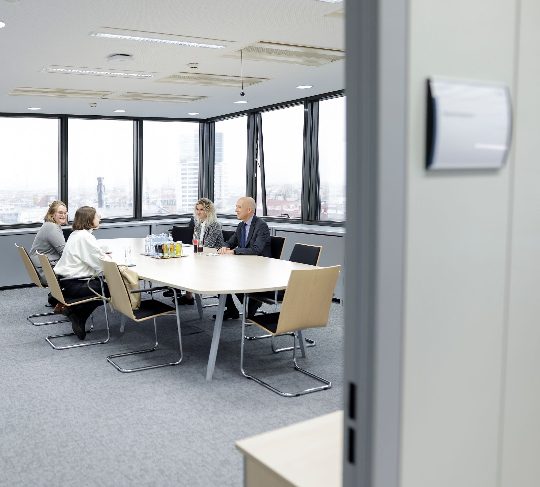 Am 11. November 2021 empfing Bundesminister Martin Kocher die neuen ÖH Exekutive zu einem Gespr&auml;ch.