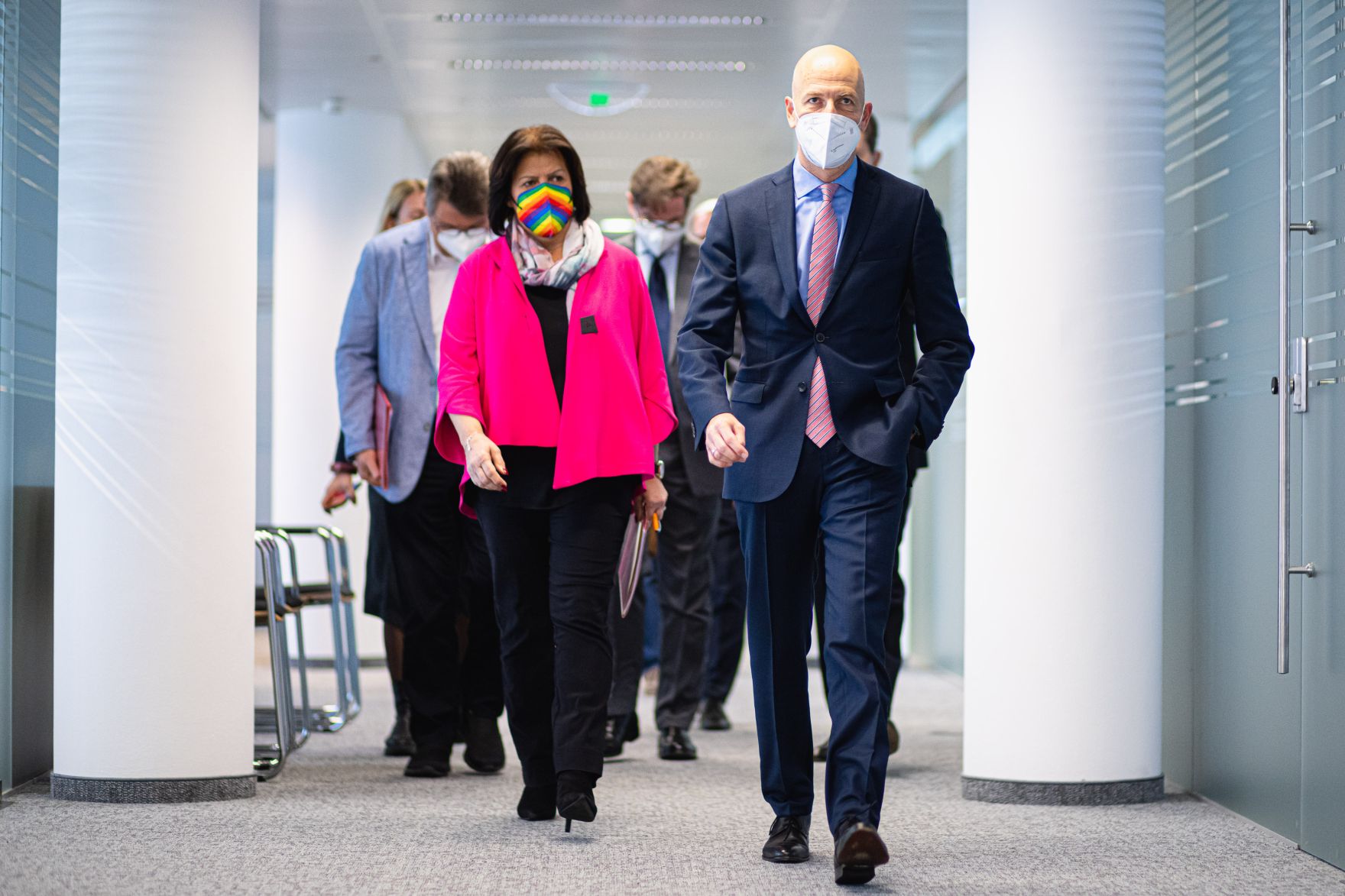 Am 15. November 2021 lud Bundesminister Martin Kocher (r.) zu einer Sozialpartnerrunde ins Arbeitsministerium.