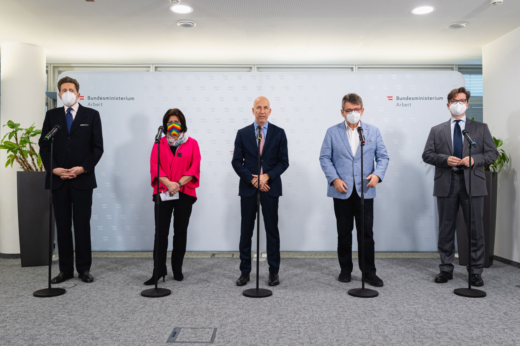 Am 15. November 2021 lud Bundesminister Martin Kocher (m.) zu einer Sozialpartnerrunde ins Arbeitsministerium. Im Bild mit dem Pr&auml;sidenten der Wirtschaftskammer &Ouml;sterreich, Harald Mahrer (l.), AK Pr&auml;sidentin Renate Anderl (2. v. l.), &Ouml;GB Pr&auml;sident Wolfgang Katzian (3. v. l.) und dem Generalsekret&auml;r der Industriellenvereinigung, Christoph Neumayer (r.).