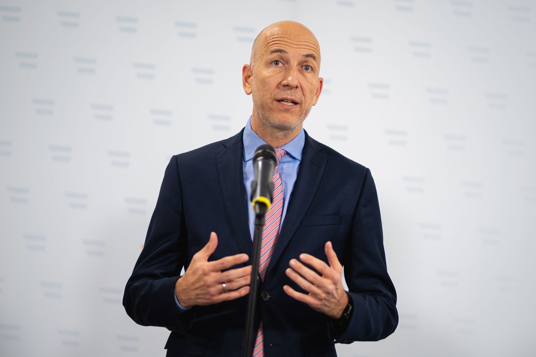 Am 15. November 2021 lud Bundesminister Martin Kocher (im Bild) zu einer Sozialpartnerrunde ins Arbeitsministerium.