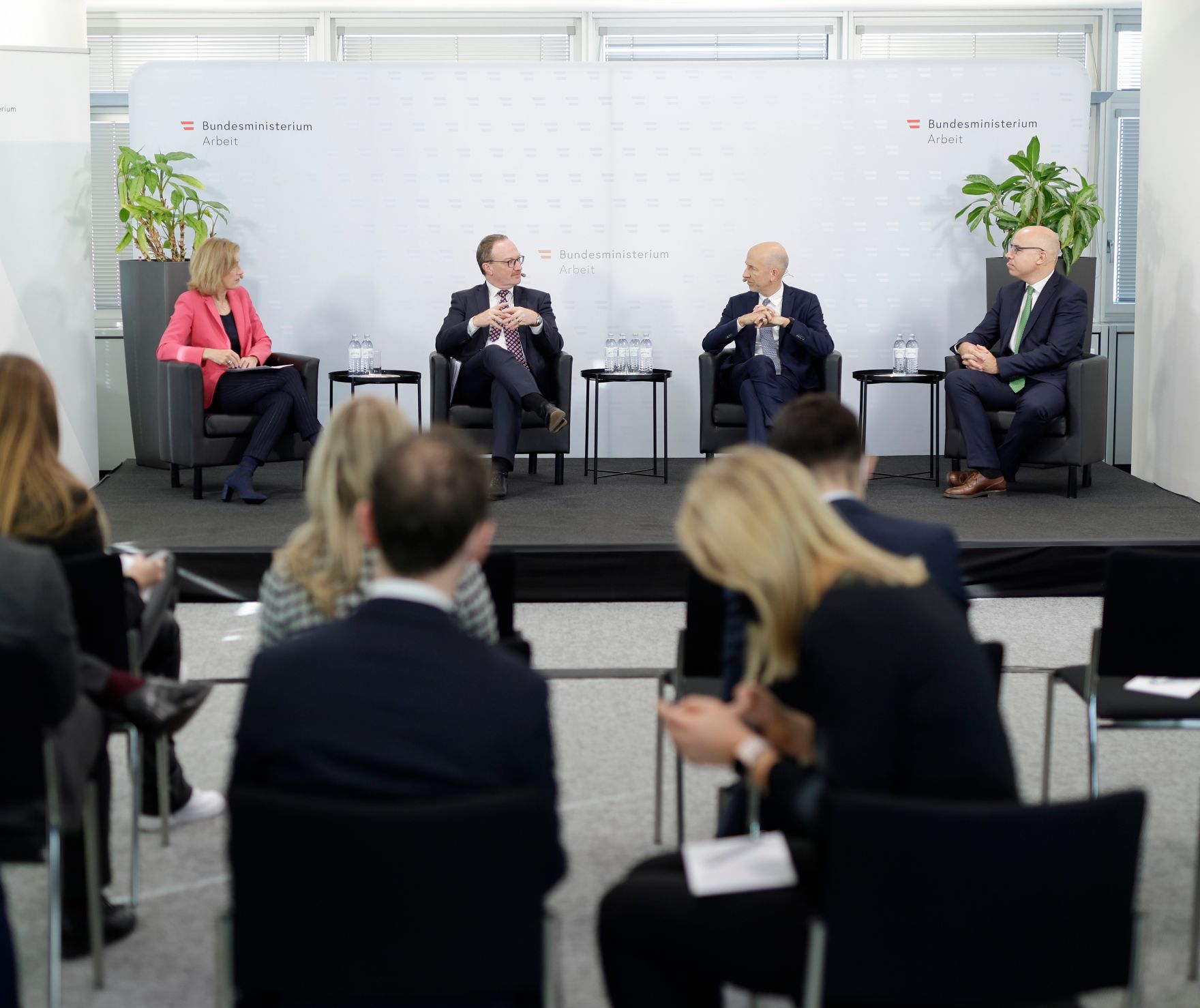 Am 16. November 2021 lud Bundesminister Martin Kocher zu einer &Ouml;konomenrunde im Bundesministerium f&uuml;r Arbeit ein.