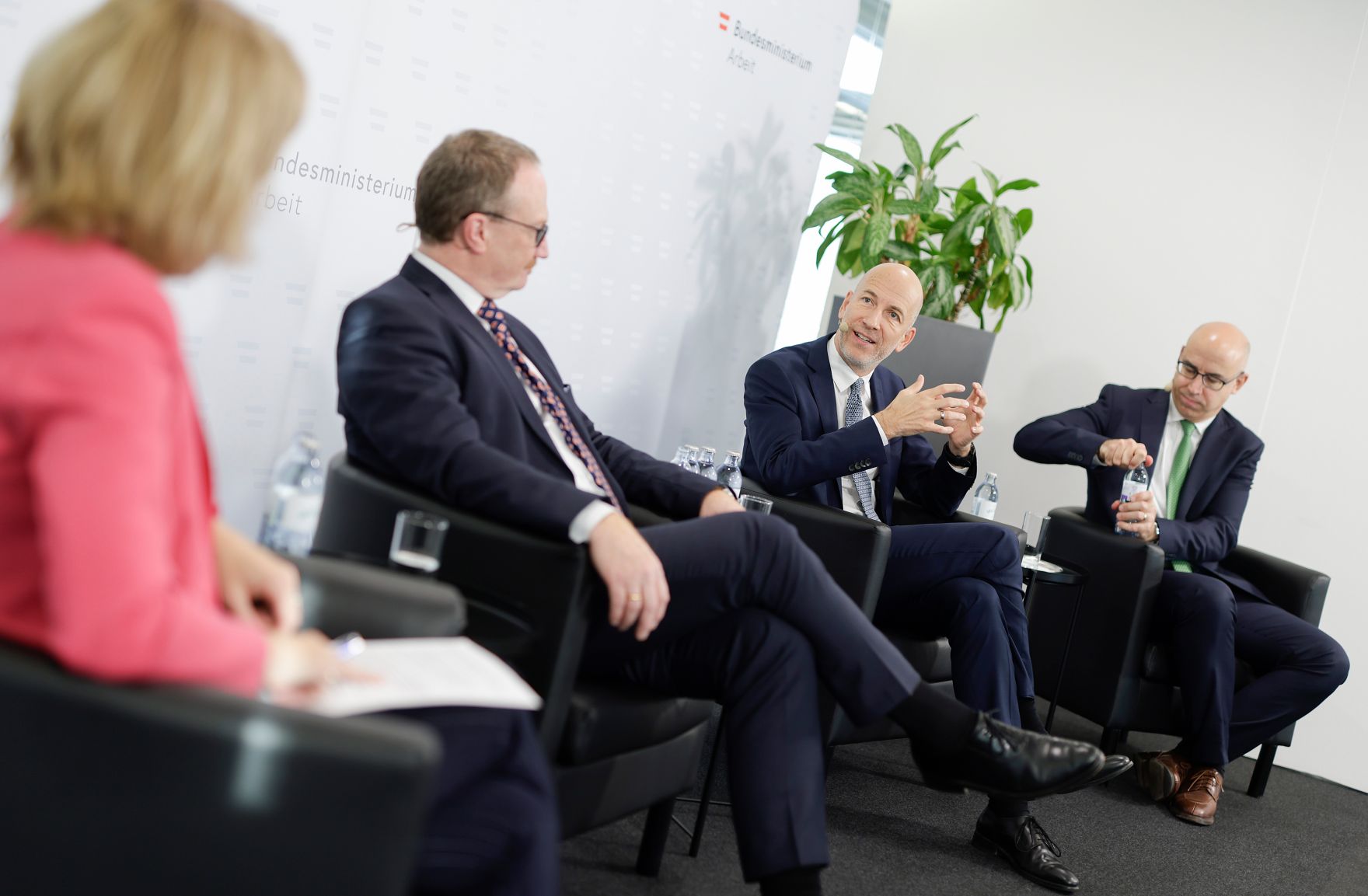 Am 16. November 2021 lud Bundesminister Martin Kocher zu einer &Ouml;konomenrunde im Bundesministerium f&uuml;r Arbeit ein.