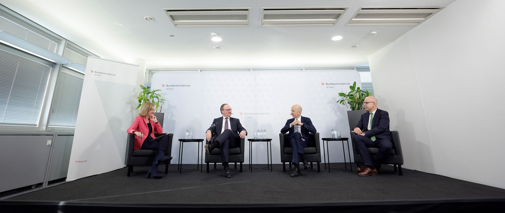 Am 16. November 2021 lud Bundesminister Martin Kocher zu einer &Ouml;konomenrunde im Bundesministerium f&uuml;r Arbeit ein.