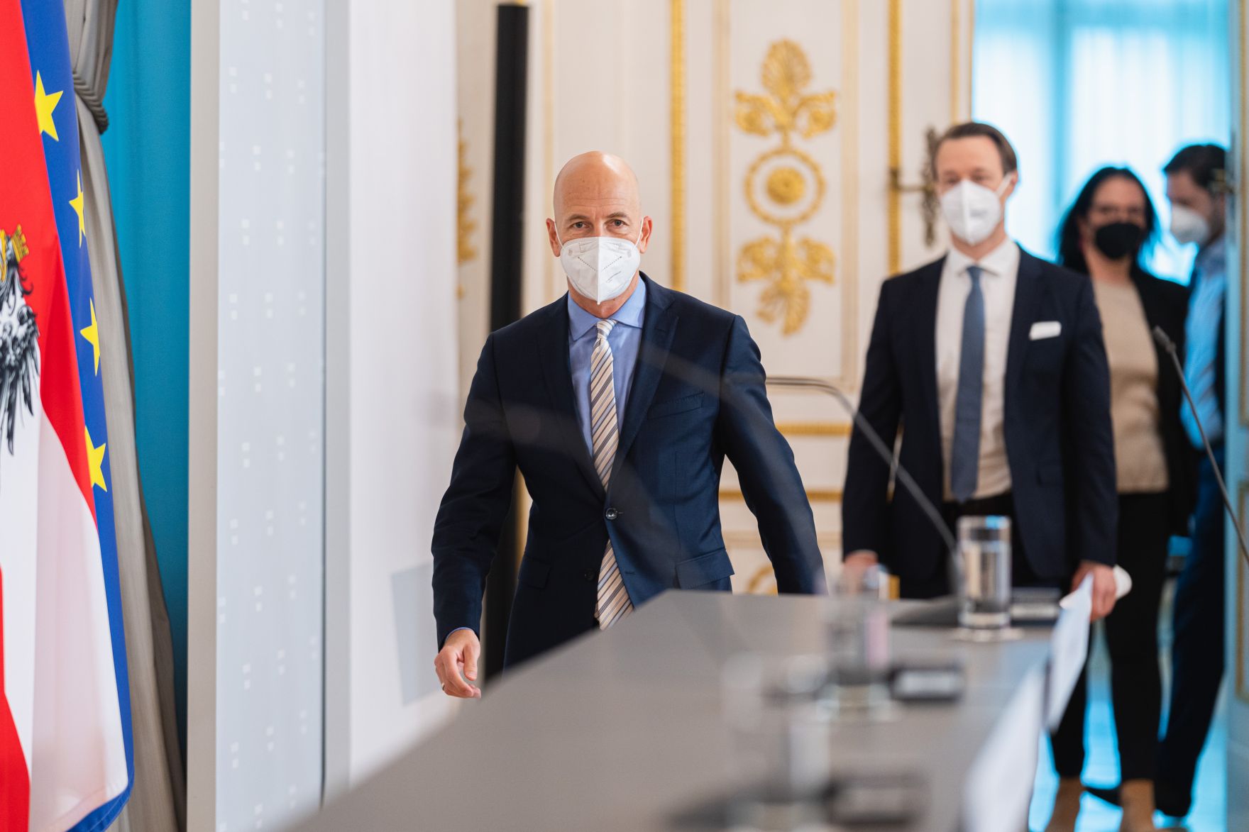 Am 19. November 2021 fand eine Pressekonferenz mit Bundesminister Martin Kocher (l.), Bundesminister Gernot Bl&uuml;mel (m.) und Staatssekret&auml;rin Andrea Mayer (r.) zu den aktuellen Corona-Ma&szlig;nahmen im Bundeskanzleramt statt.
