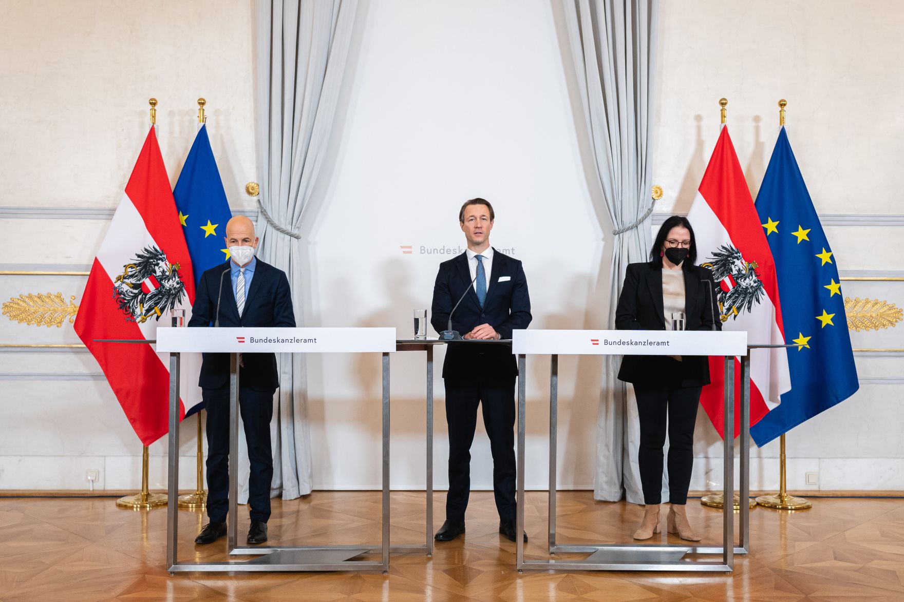 Am 19. November 2021 fand eine Pressekonferenz mit Bundesminister Martin Kocher (l.), Bundesminister Gernot Bl&uuml;mel (m.) und Staatssekret&auml;rin Andrea Mayer (r.) zu den aktuellen Corona-Ma&szlig;nahmen im Bundeskanzleramt statt.