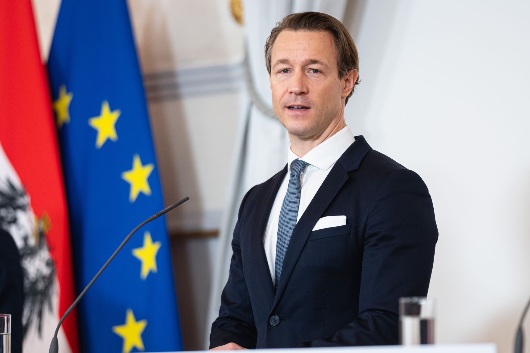 Am 19. November 2021 fand eine Pressekonferenz mit Bundesminister Martin Kocher, Bundesminister Gernot Bl&uuml;mel (im Bild) und Staatssekret&auml;rin Andrea Mayer zu den aktuellen Corona-Ma&szlig;nahmen im Bundeskanzleramt statt.
