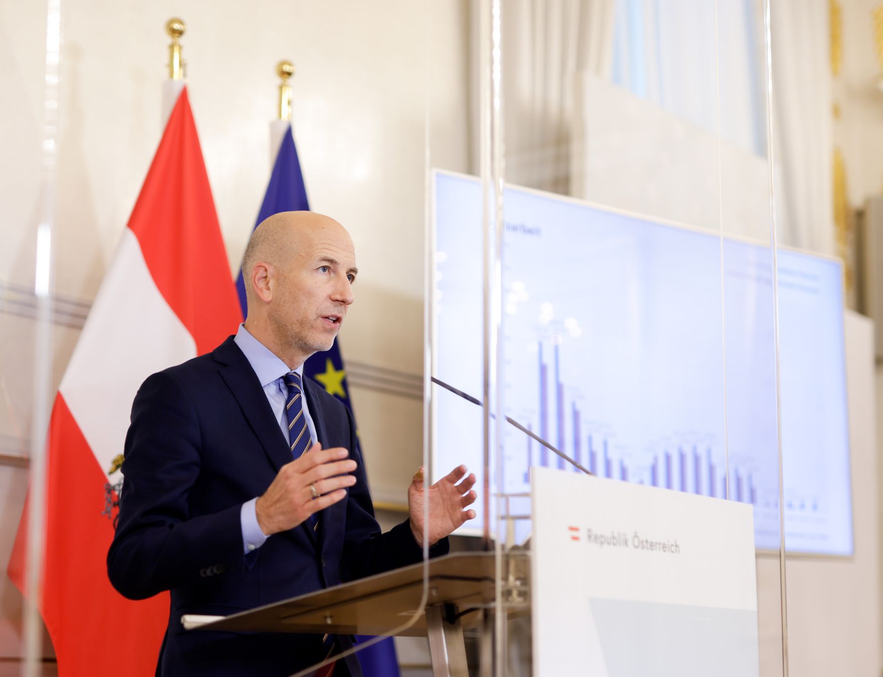 Am 23. November 2021 fand eine Pressekonferenz zur aktuellen Lage am Arbeitsmarkt statt. Im Bild Bundesminister Martin Kocher.