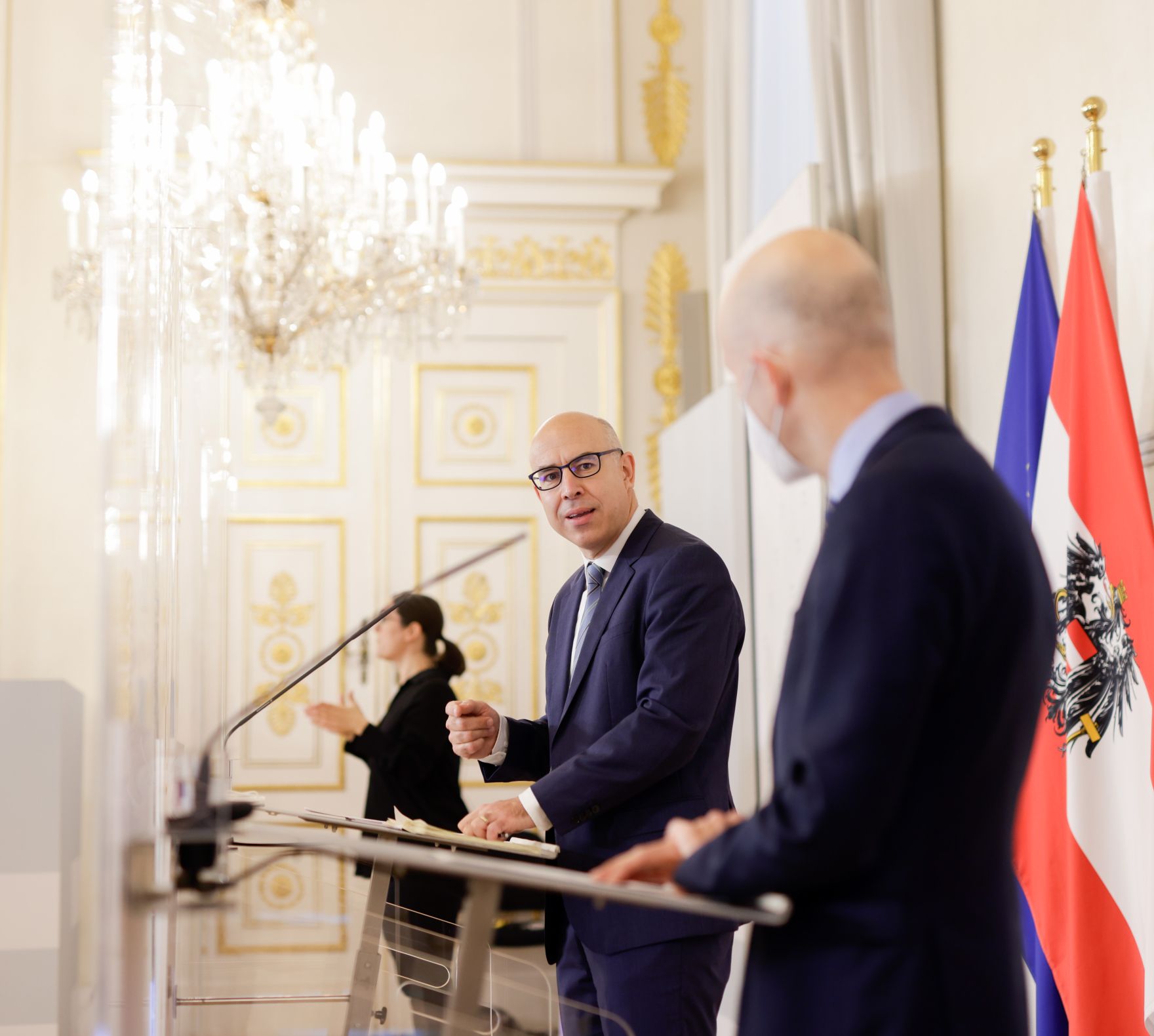 Am 23. November 2021 fand eine Pressekonferenz zur aktuellen Lage am Arbeitsmarkt statt. Im Bild Bundesminister Martin Kocher (r.) dem WIFO-Direktor Gabriel Felbermayr (l.).
