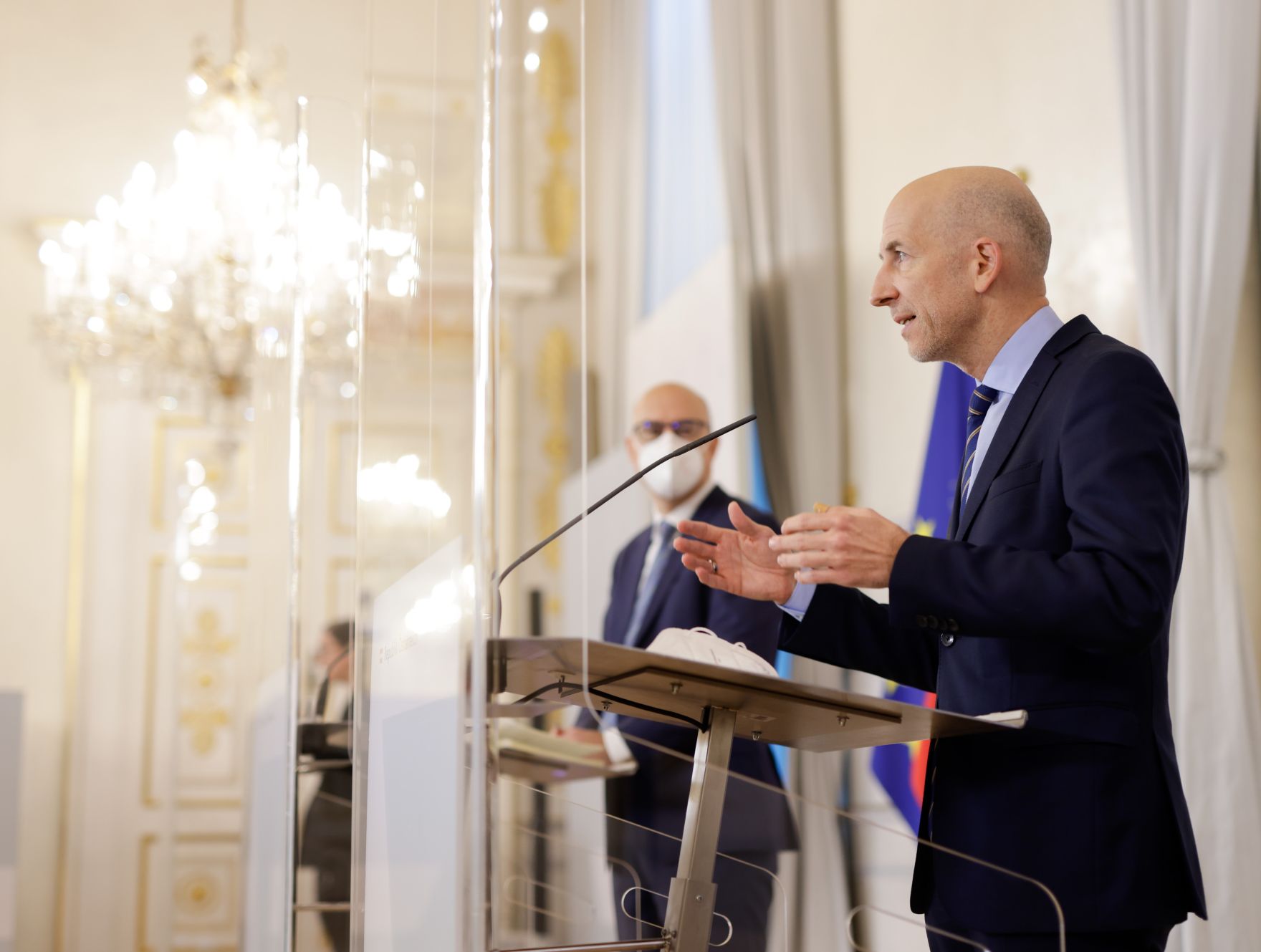 Am 23. November 2021 fand eine Pressekonferenz zur aktuellen Lage am Arbeitsmarkt statt. Im Bild Bundesminister Martin Kocher (r.) dem WIFO-Direktor Gabriel Felbermayr (l.).